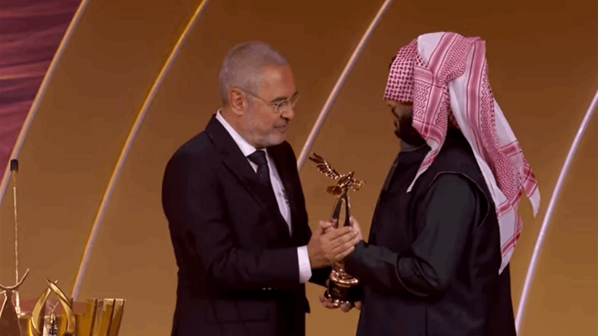 إيلي صعب على السجادة البنفسجية في حفل Joy awards 2024... جائزة وبصمات: إطلالات من تصميمه خطفت الأنظار! (صور)