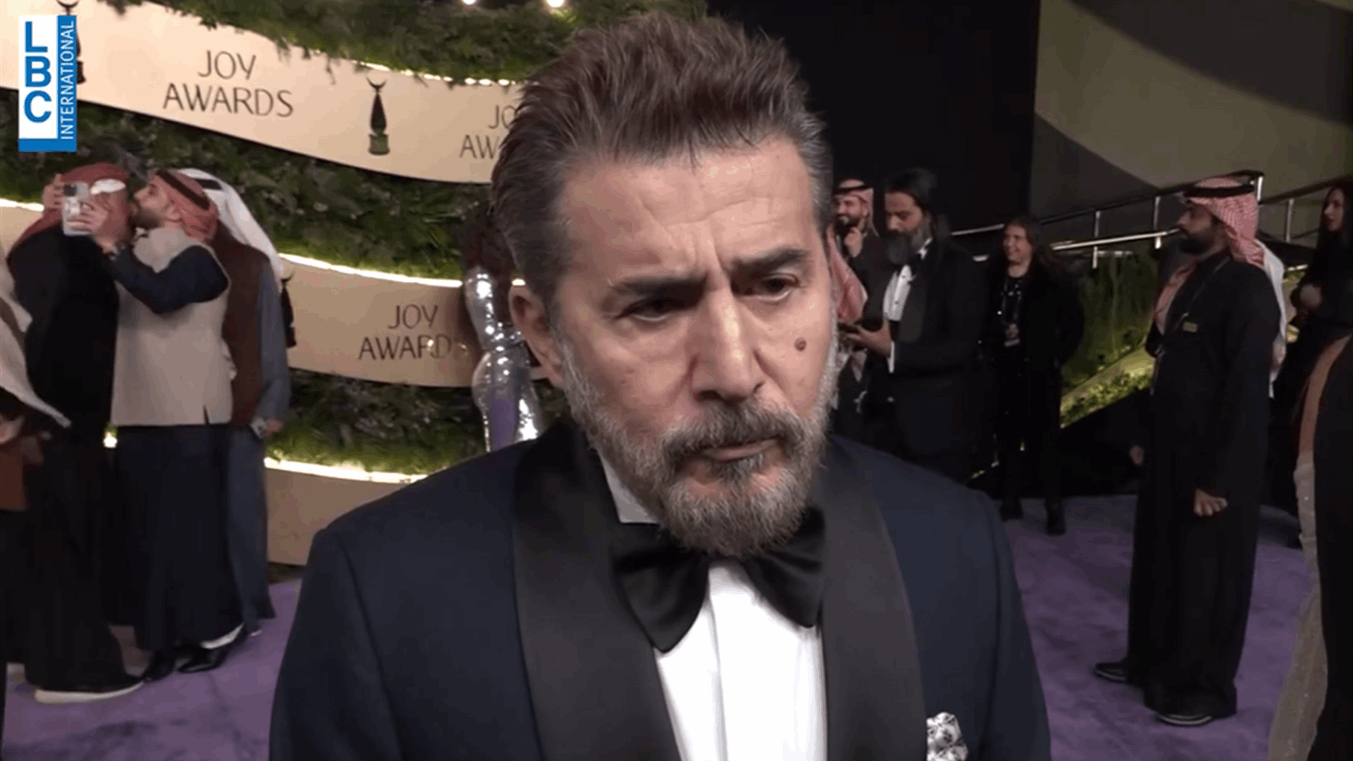 عابد فهد يكشف للـLBCI تفاصيل جديده "نقطة انتهى" ويؤكد خلال Joy Awards 2024: من يرفع راية الفن يبعد شبح الحرب (فيديو)
