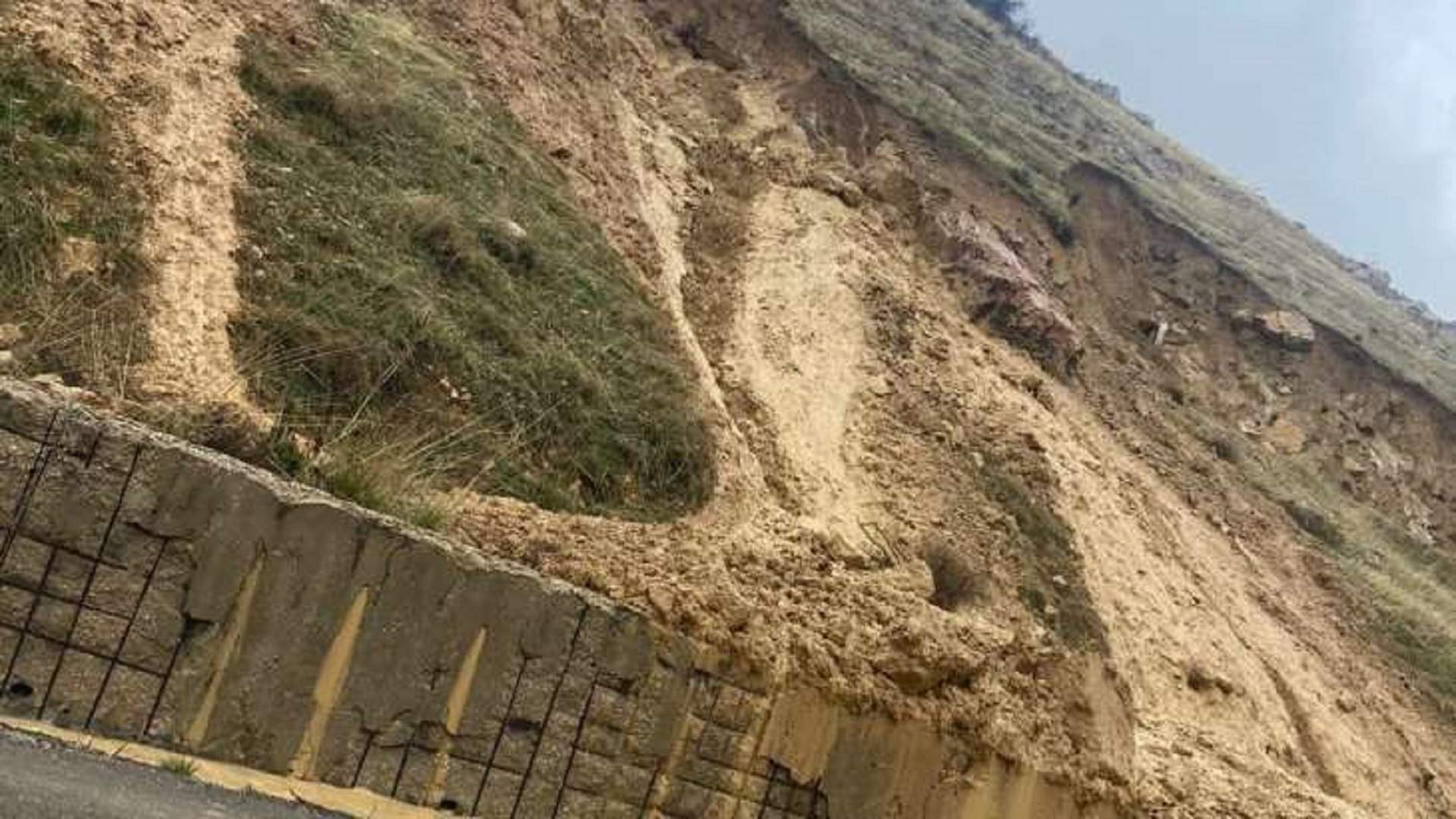 محافظ البقاع: منع مرور الشاحنات على طريق ضهر البيدر إلى حين التأكد من سلامة الطريق