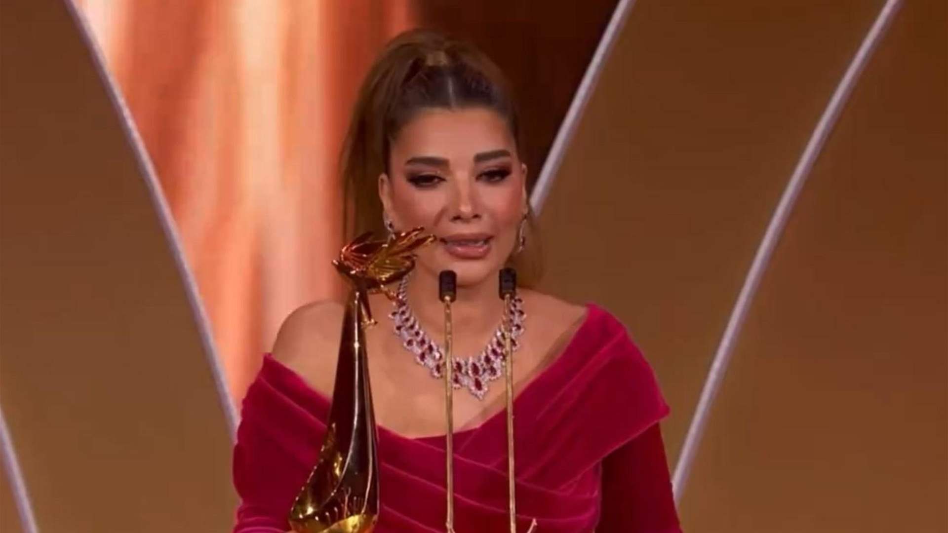 حفل Joy Awards يجمع المشاهير المطلّقين... غناء أصالة أمام طارق العريان يغزو الانترنت (فيديو) 