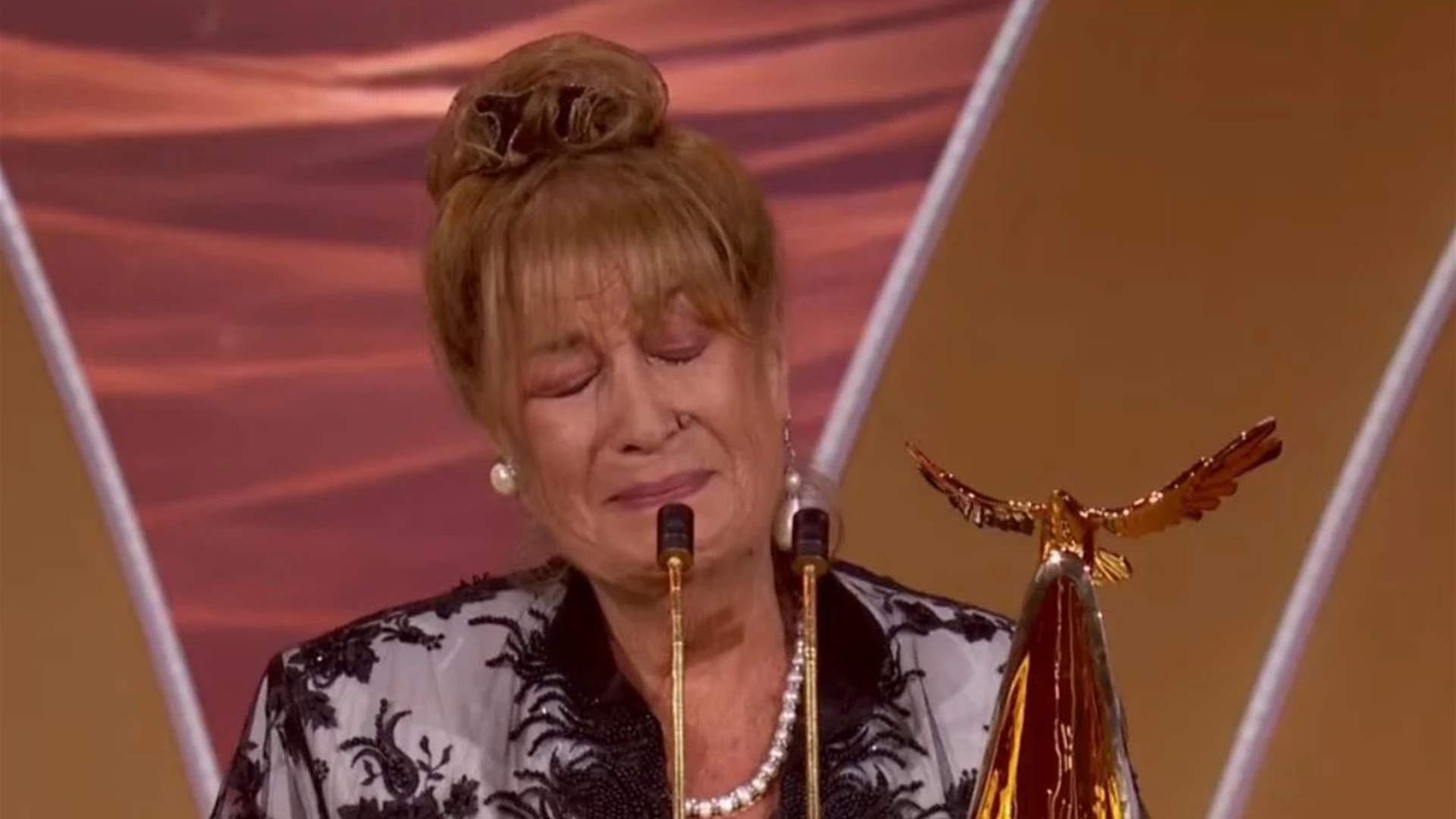منى واصف أجهشت بالبكاء في Joy Awards... &quot;يا ريت كانت أمّي معي&quot; (فيديو) 