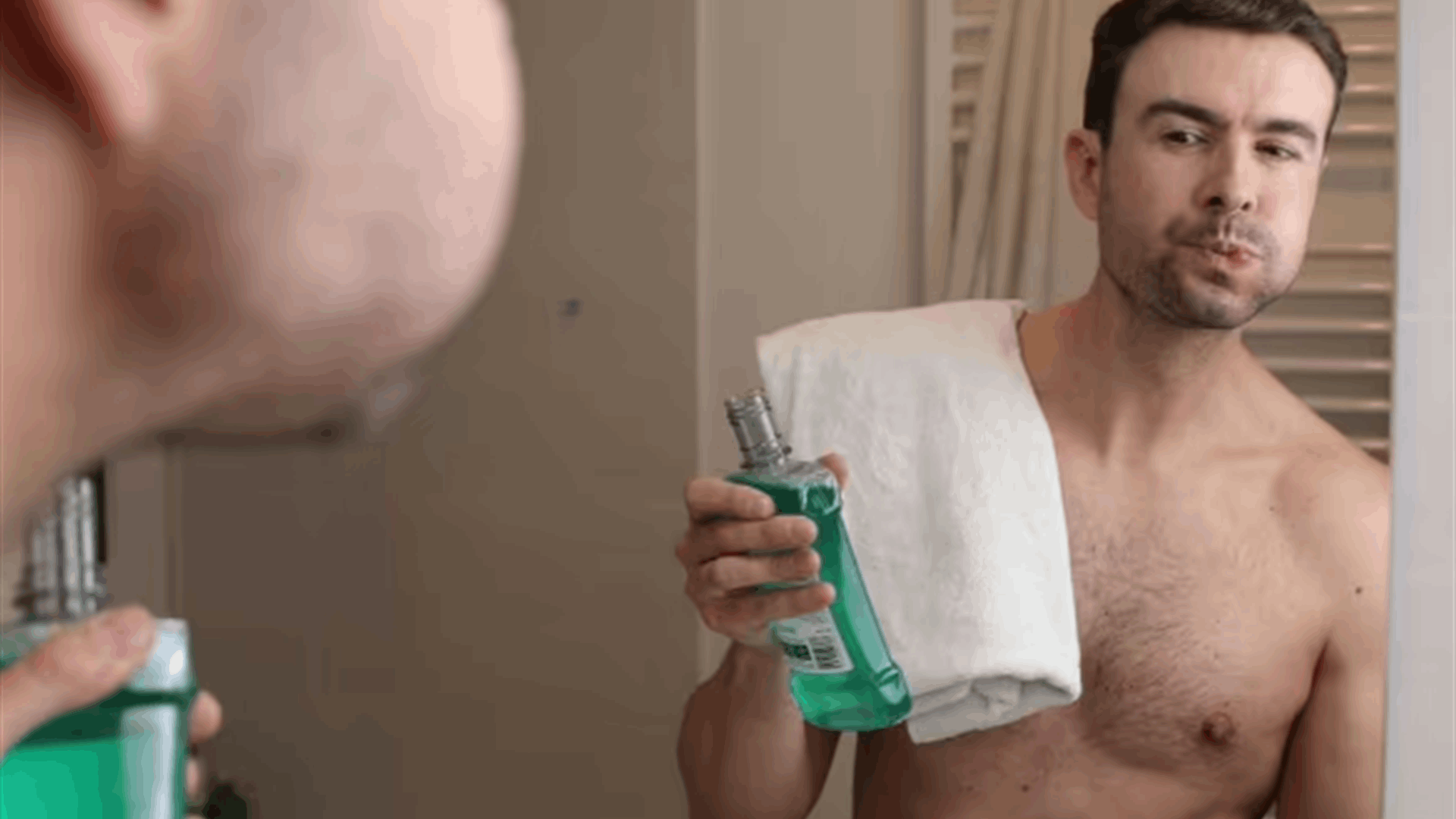 طبيب يحذر من استخدام غسول الفم... إليكم تأثيره على صحتكم! (فيديو)