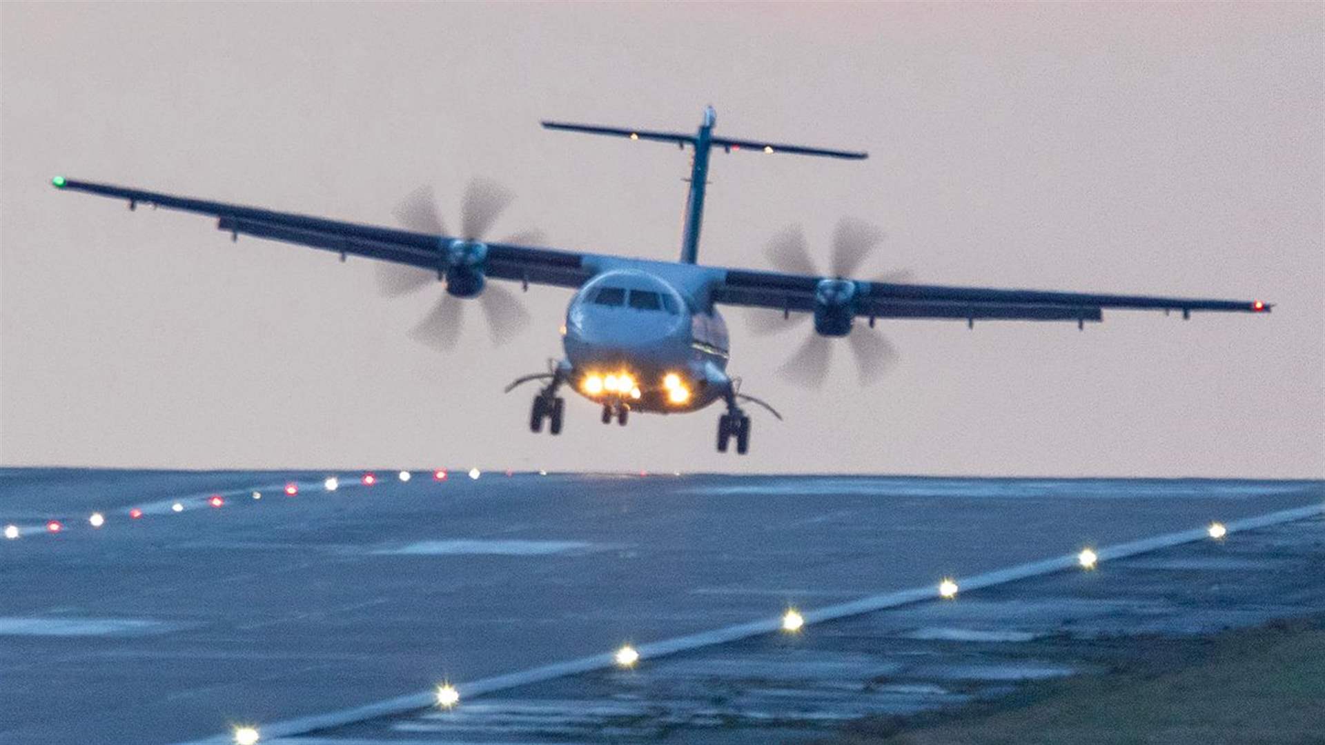 العاصفة &quot;إيشا&quot; تتسبب بفوضى عارمة في أوروبا... رحلة قاسية تؤدي إلى هبوط اضراري في مطار آخر! (فيديو)