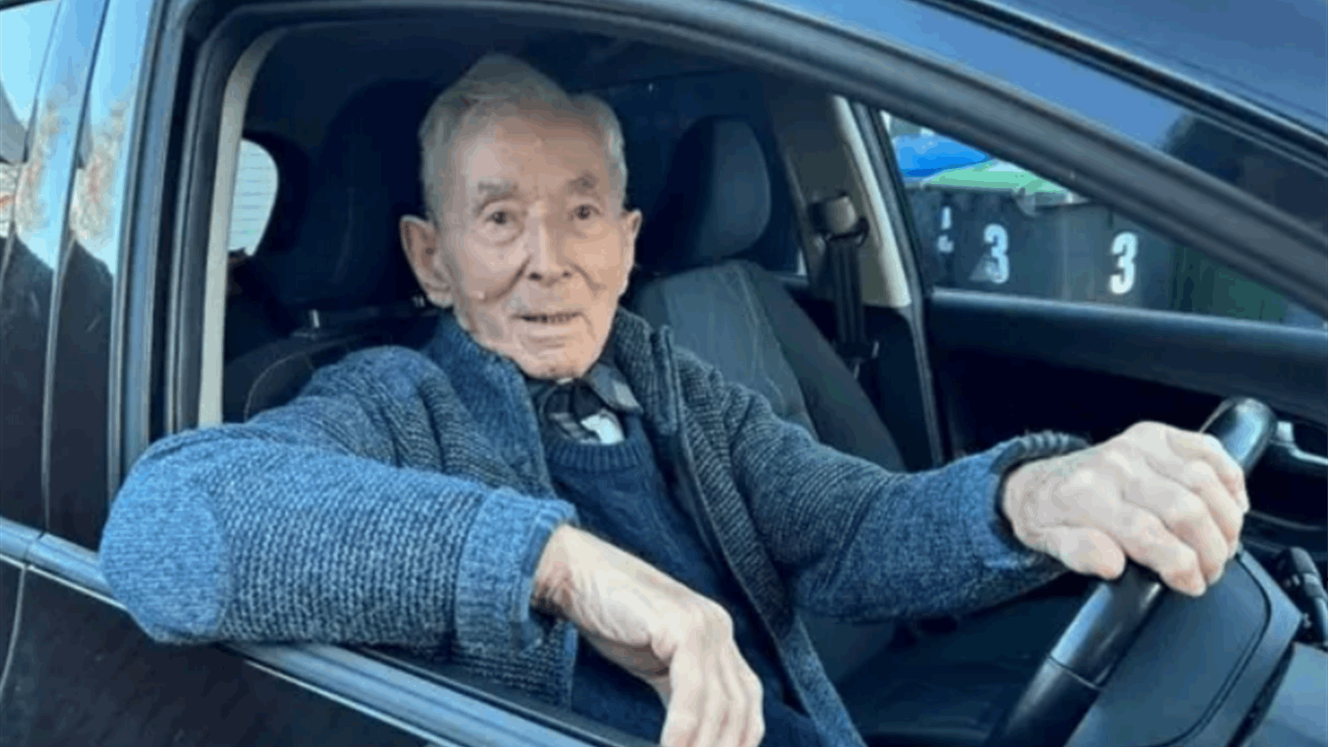 عمره 100 عام وما زال يقود السيارة... وهذه هي الاختبارات التي تجاوزها!