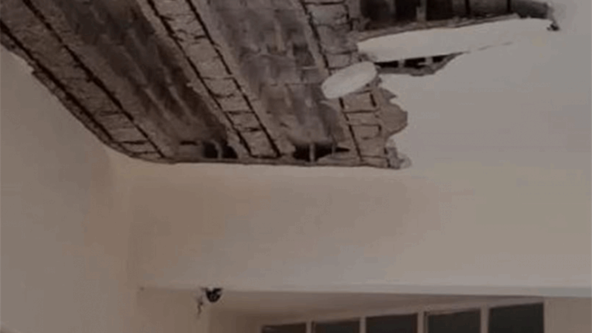 إنهيار سقف مدرسة في المنية وإدارتها تصرف الطالبات