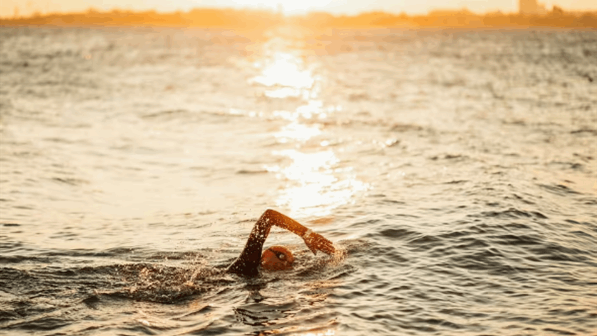 إلى النساء... السباحة في الماء البارد قد تخفف من هذه الأعراض الصحية المزعجة 