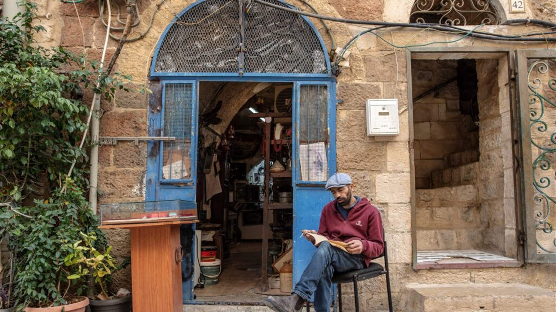 "القدس حزينة"... تاجر فلسطيني يشكو توقف النشاط منذ بدء الحرب في غزة