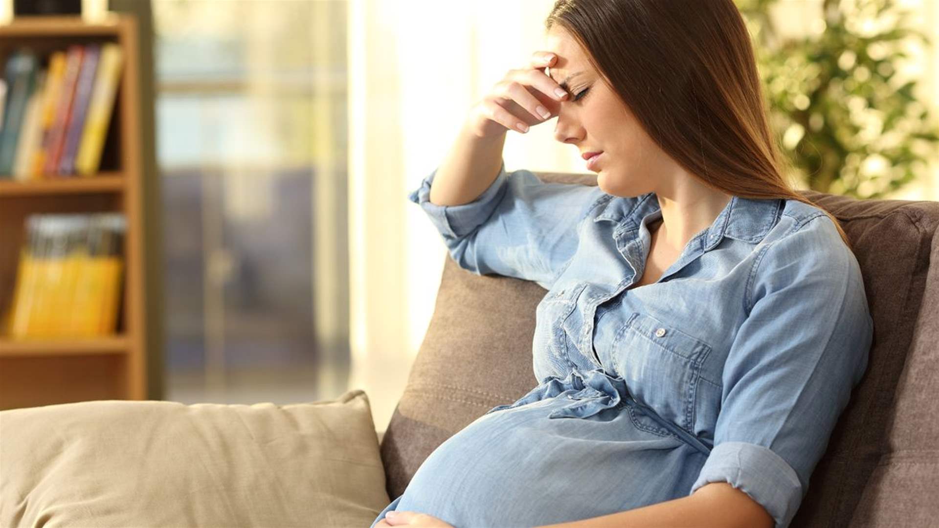 أم حامل لم تستطع التوقف عن ممارسة هذه العادة السيّئة... لم تعلم أنها تضرّ بصحة طفلها!