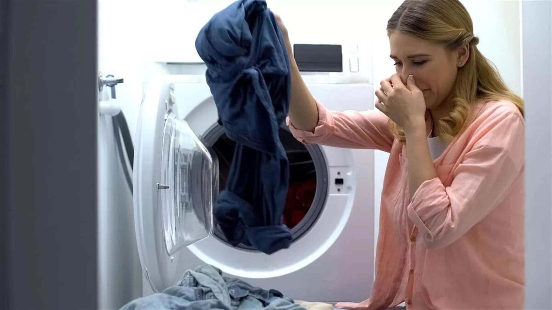 شابة تغسل ملابسها مرة واحدة في السنة... لن تصدقوا السبب! (فيديو)