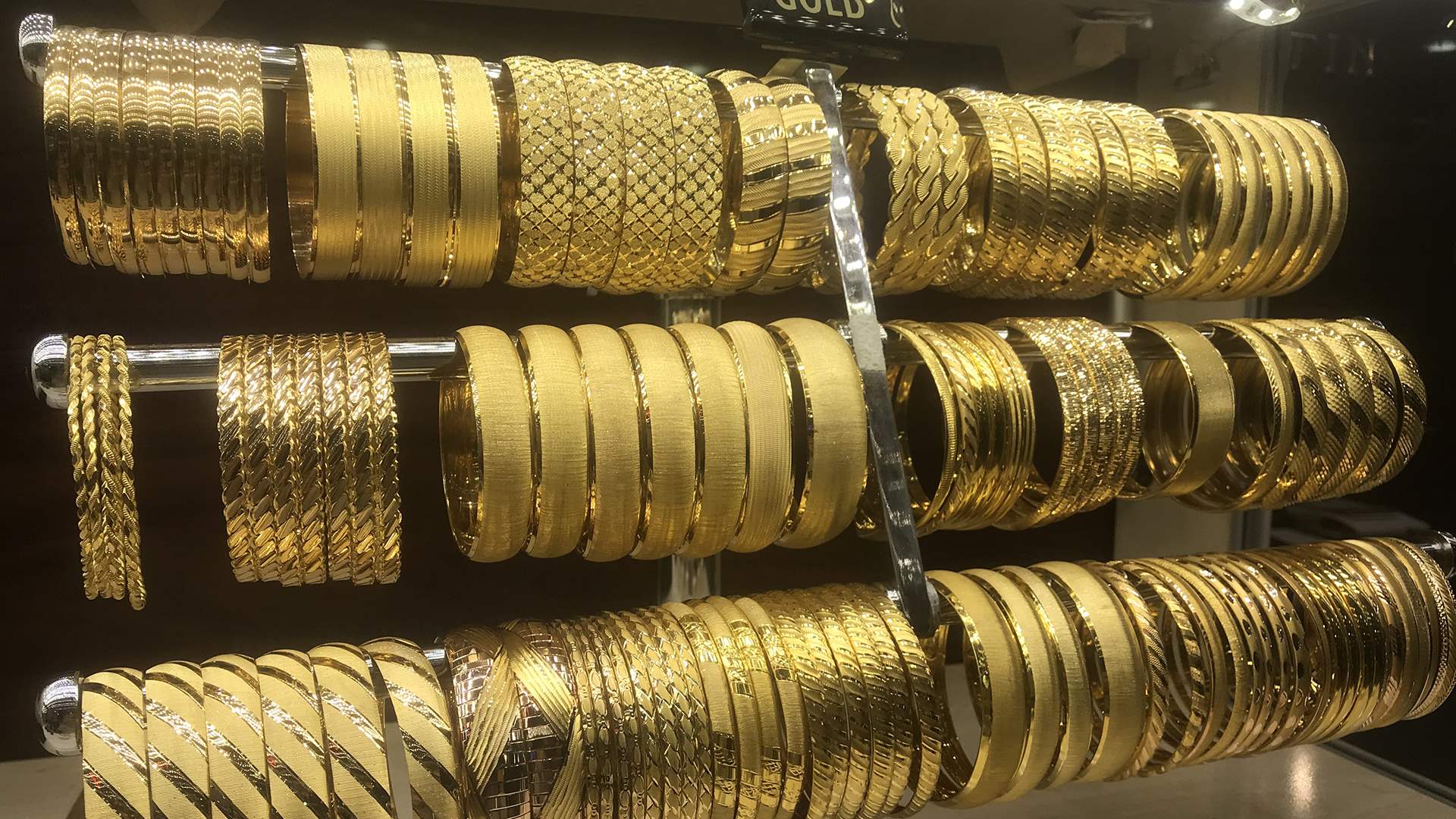 59 مزيّفة وواحدة حقيقية...عصابة تبيع ذهبًا مزيّفًا بعد ايهام ضحاياها بأنه حقيقي
