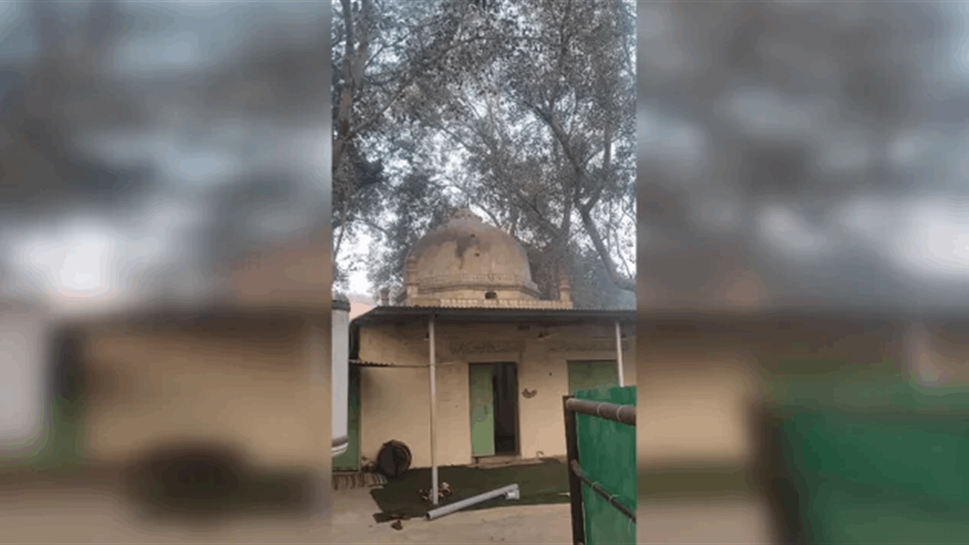 يعود لقرون... هدم مسجد وتدنيس القبور من حوله في هذا البلد (فيديو)