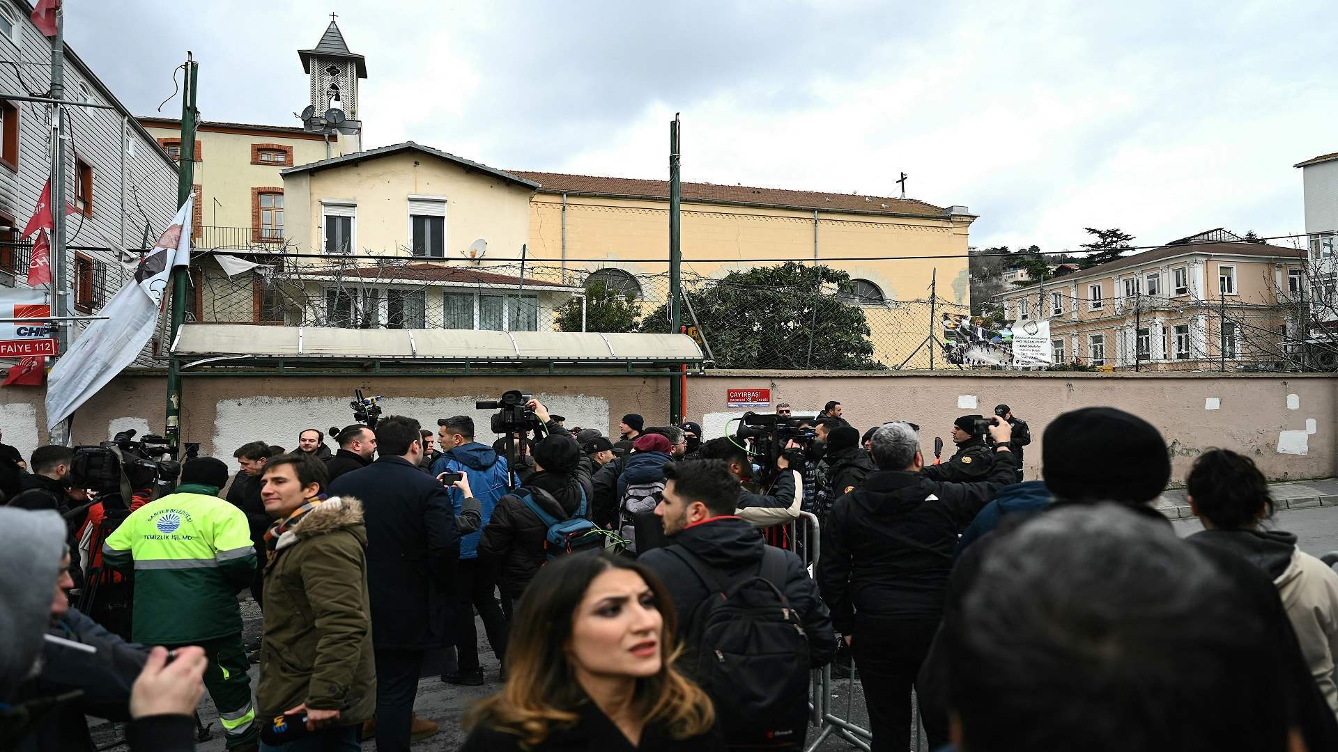 تركيا تعتقل 25 مشتبها بهم في إطلاق نار على رجل في كنيسة