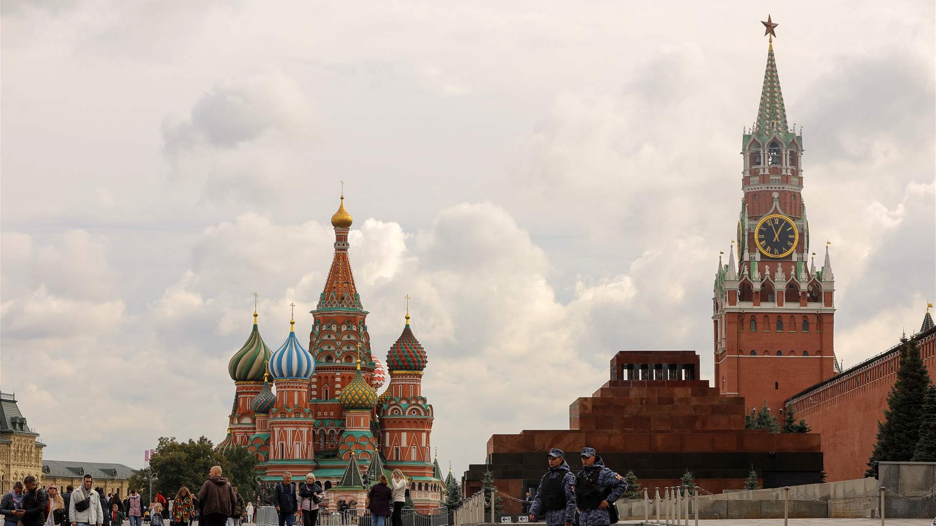 Journalists arrested in Moscow during a demonstration by soldiers&#39; wives 