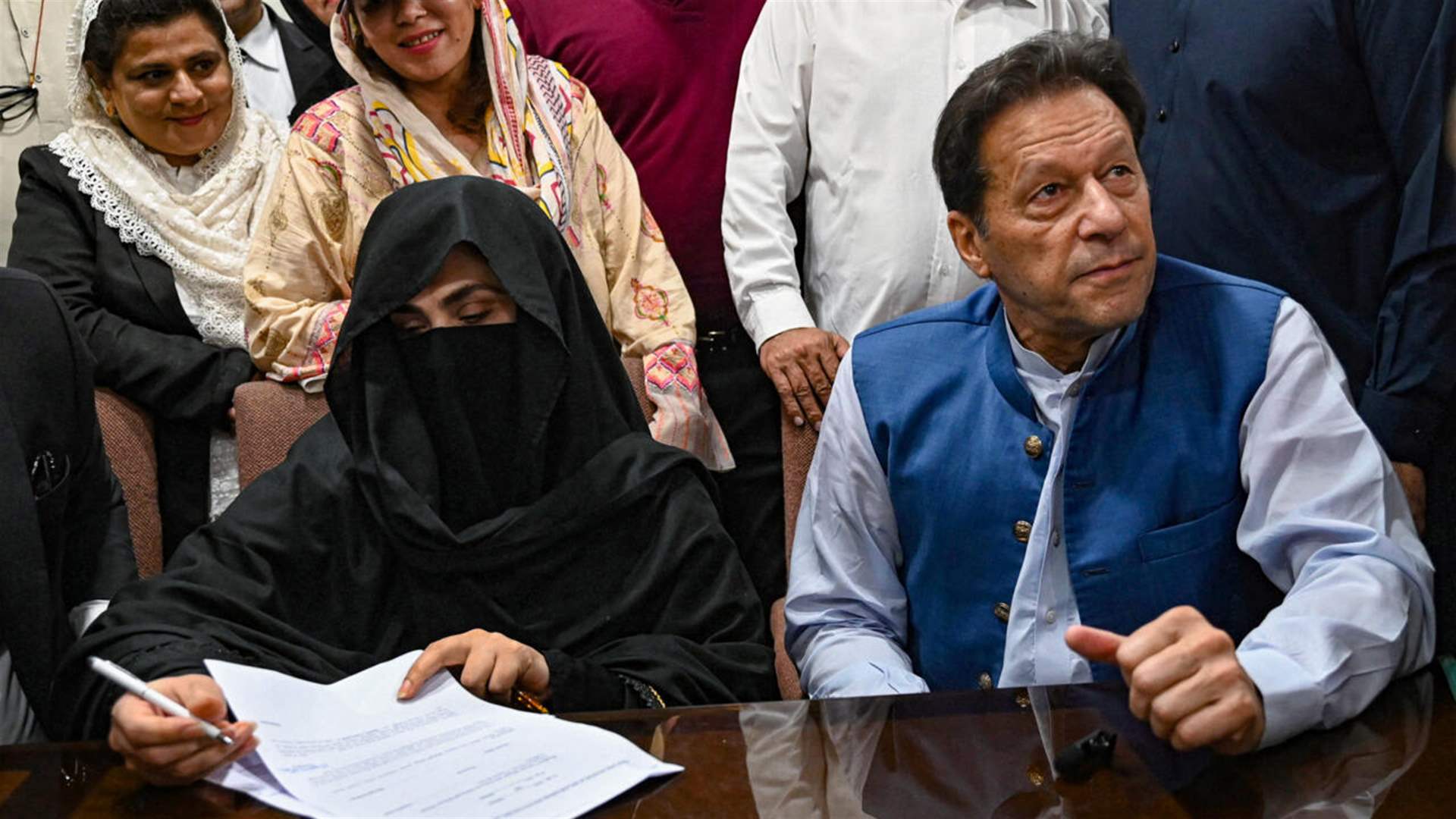 الحكم على رئيس الوزراء السابق الباكستاني عمران خان وزوجته بالسجن 7 سنوات 