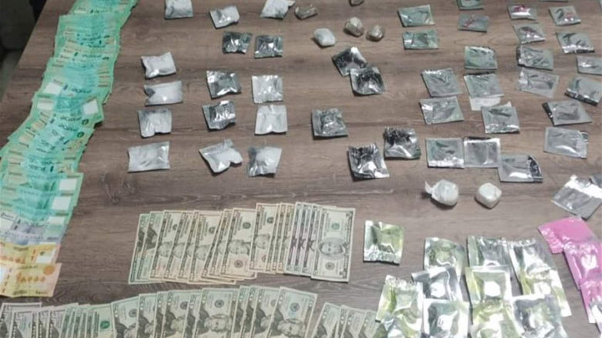 يتعاطون المخدرات ويروجونها... توقيف 5 أشخاص في الدورة وذوق مصبح