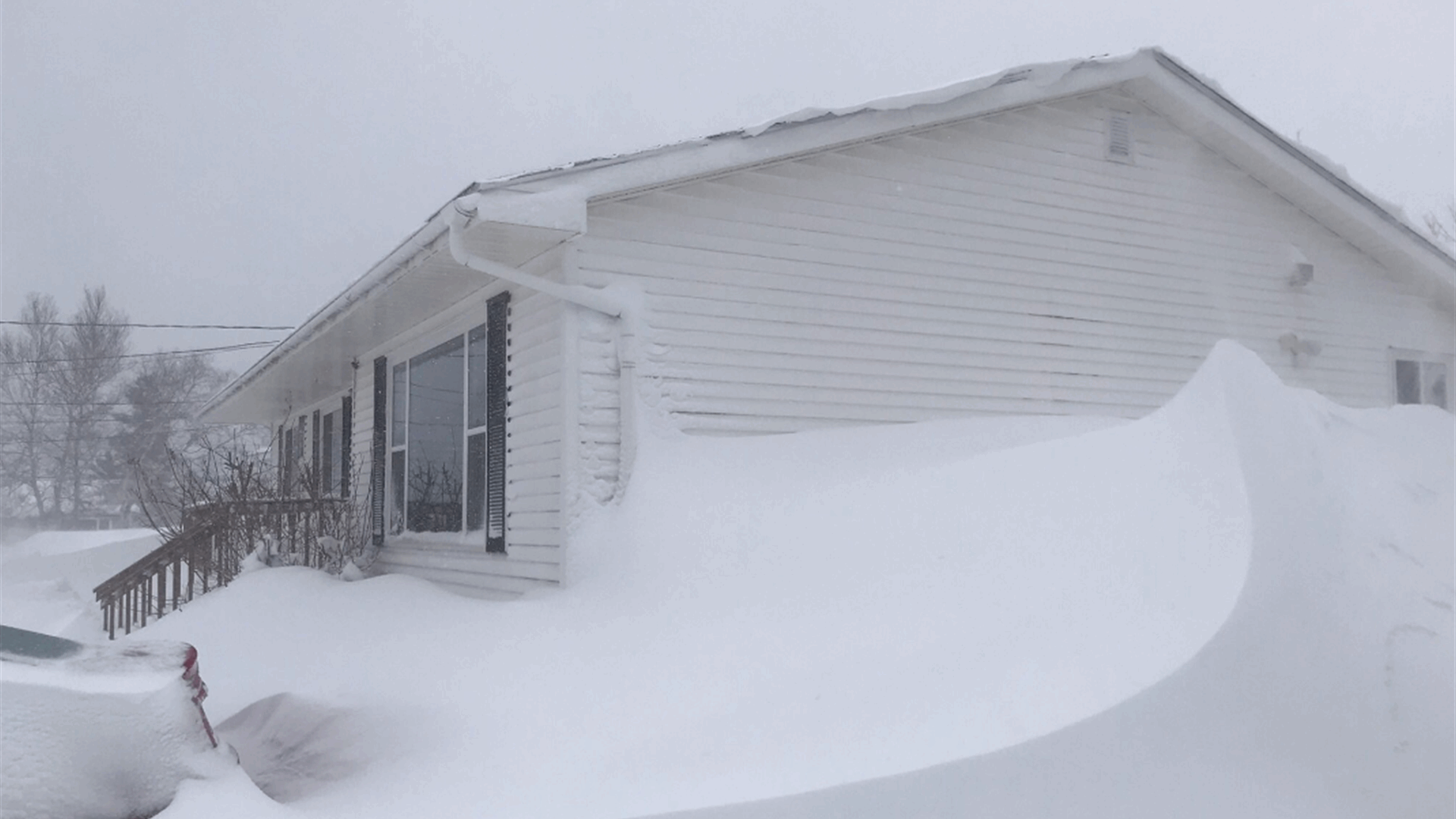 مشاهد صادمة... عاصفة ثلجية &quot;تاريخية&quot; تسبّبت بتساقط أكثر من 100 سنتيمتر من الثلوج خلال يومين في شرق كندا! (فيديو وصور)