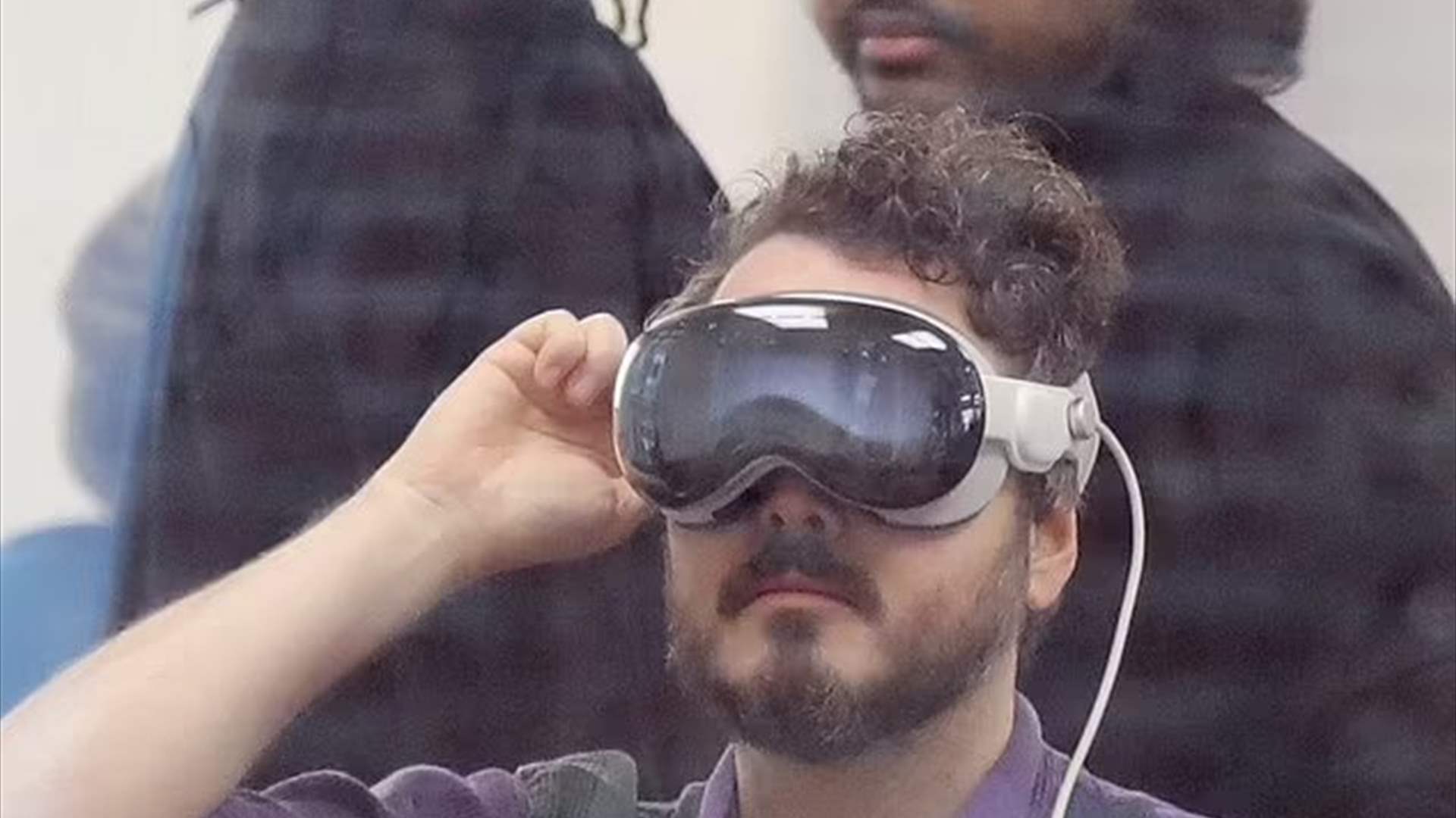 تجربة استثنائية كما لو أنها حقيقية تتضمن مخاطر عدة... جهاز تكنولوجي جديد جعله يواجه ديناصورًا! (فيديو)