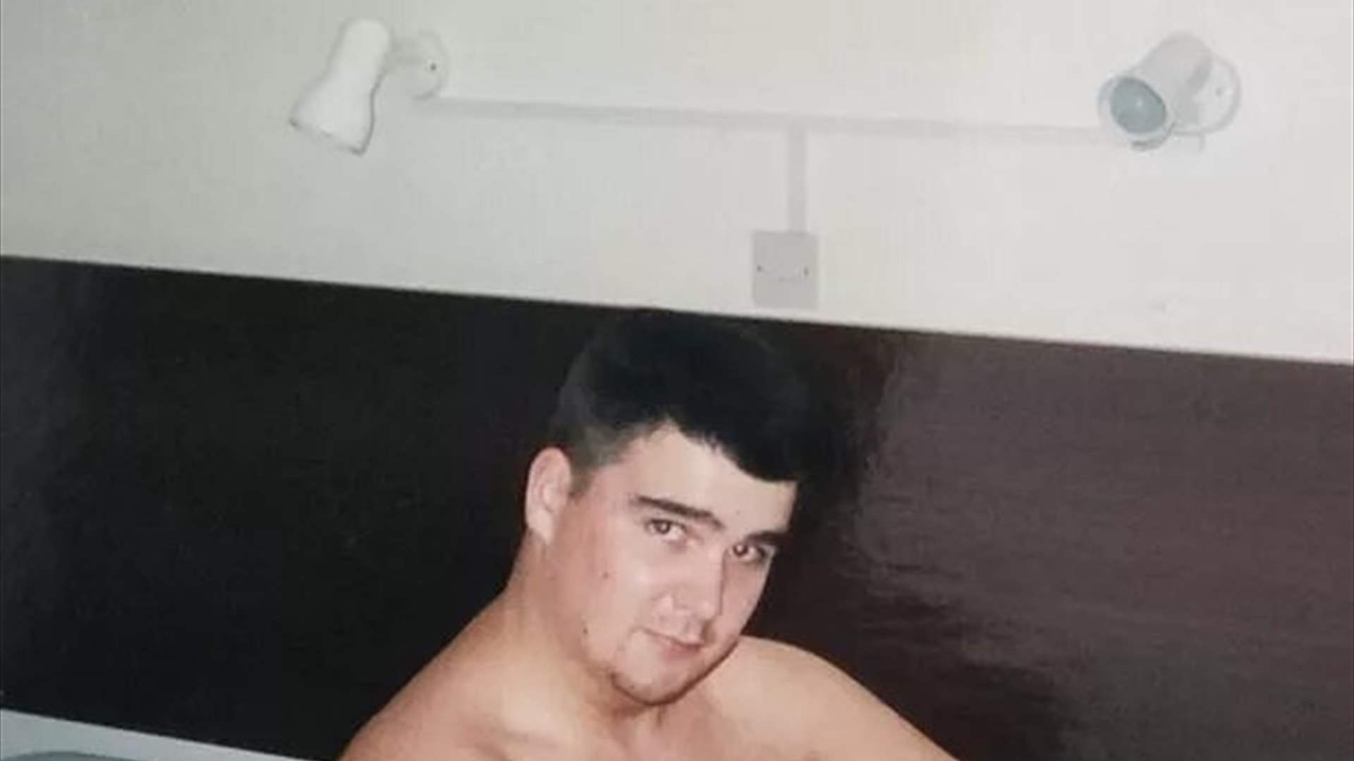 بعد أن غطى جسمه بالوشوم يده أصبحت بخطر.... ما فعله بنفسه مرعب فهل يخسر أعضاءه؟ (صورة)
