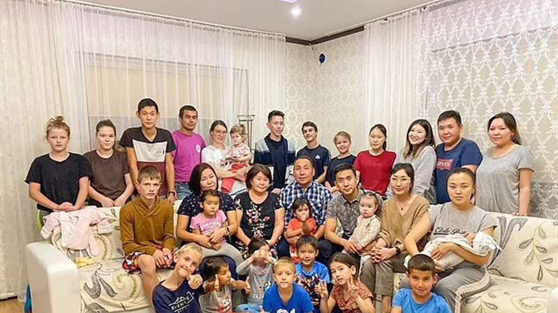 عائلة تعيش بسعادة وتتحدى الظروف القاسية في سيبيريا... عدد أفرادها هائل!