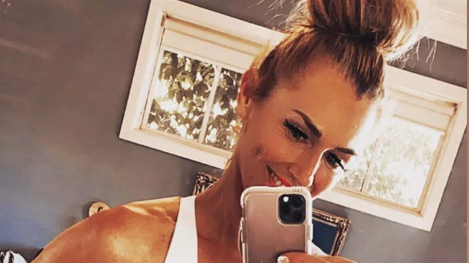 امرأة ستينية بمظهر شابة عشرينية تتسبب بالذهول للمتابعين... وهذا ما تعتمده للحفاظ على لياقتها!