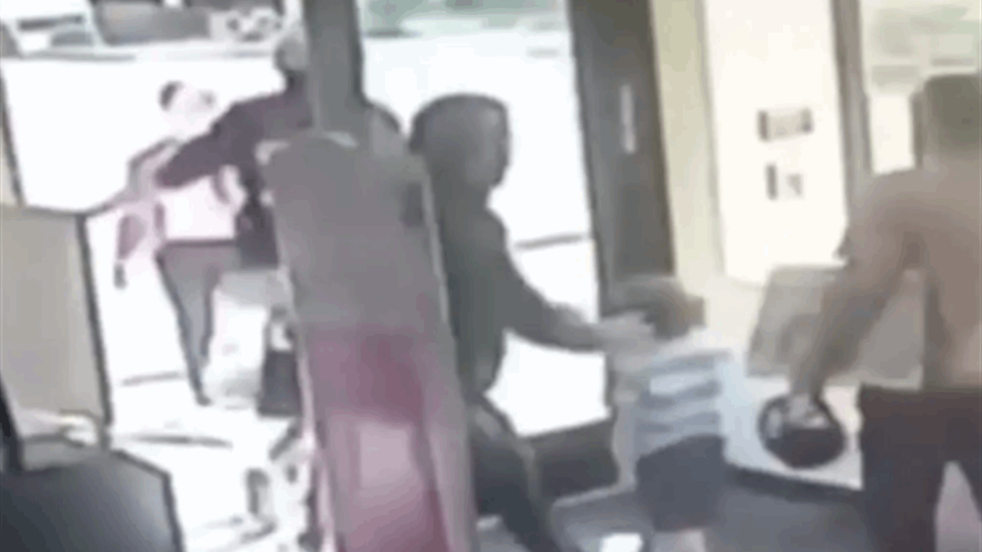 محاولة خطف مرعبة... حاول انتشال الطفل من والديه في وضح النهار وهذا ما حصل! (فيديو)