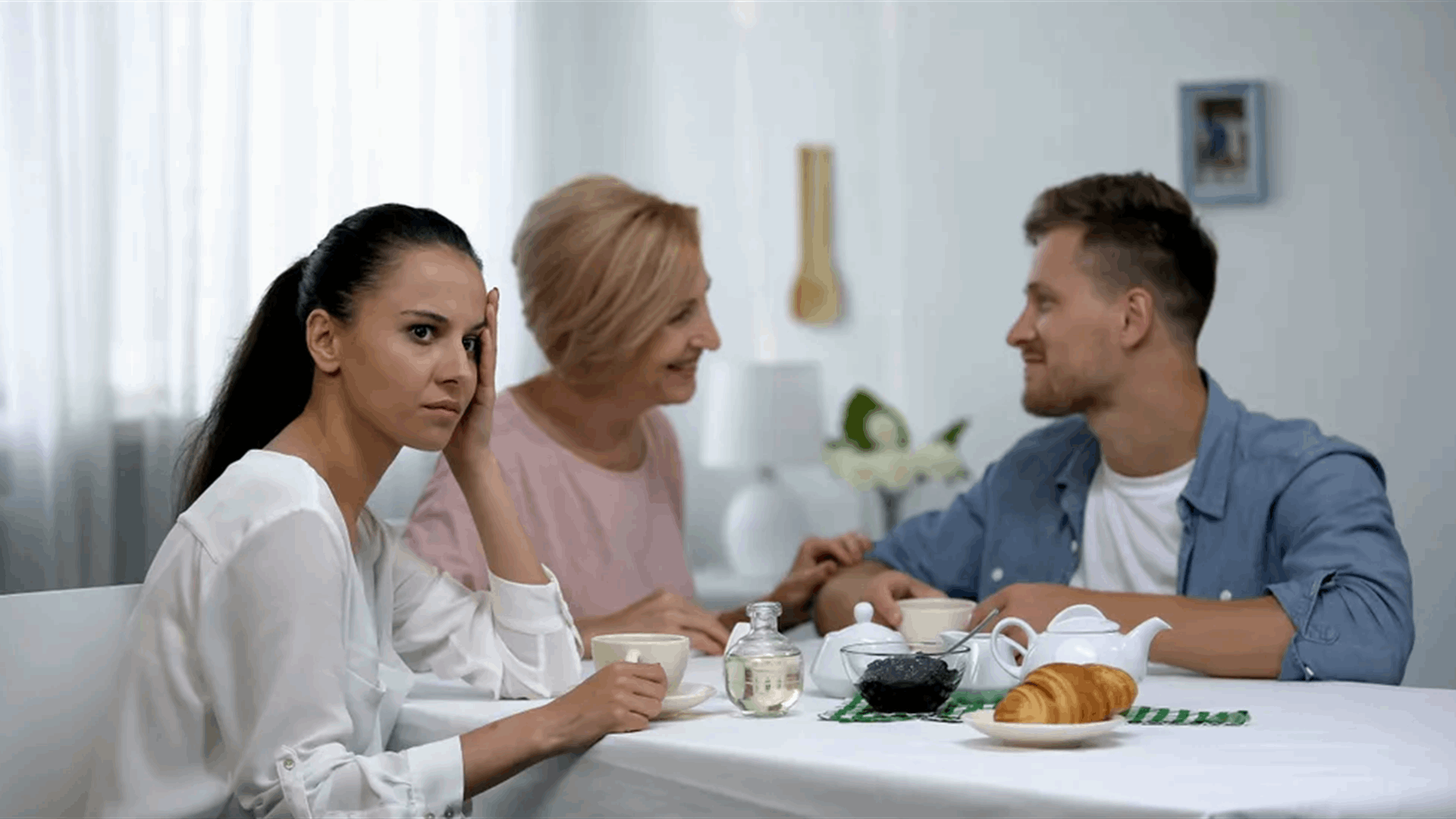 تنتظر مع خطيبها لحظة وفاة والدته المريضة بفارغ الصبر... لهذا السبب!