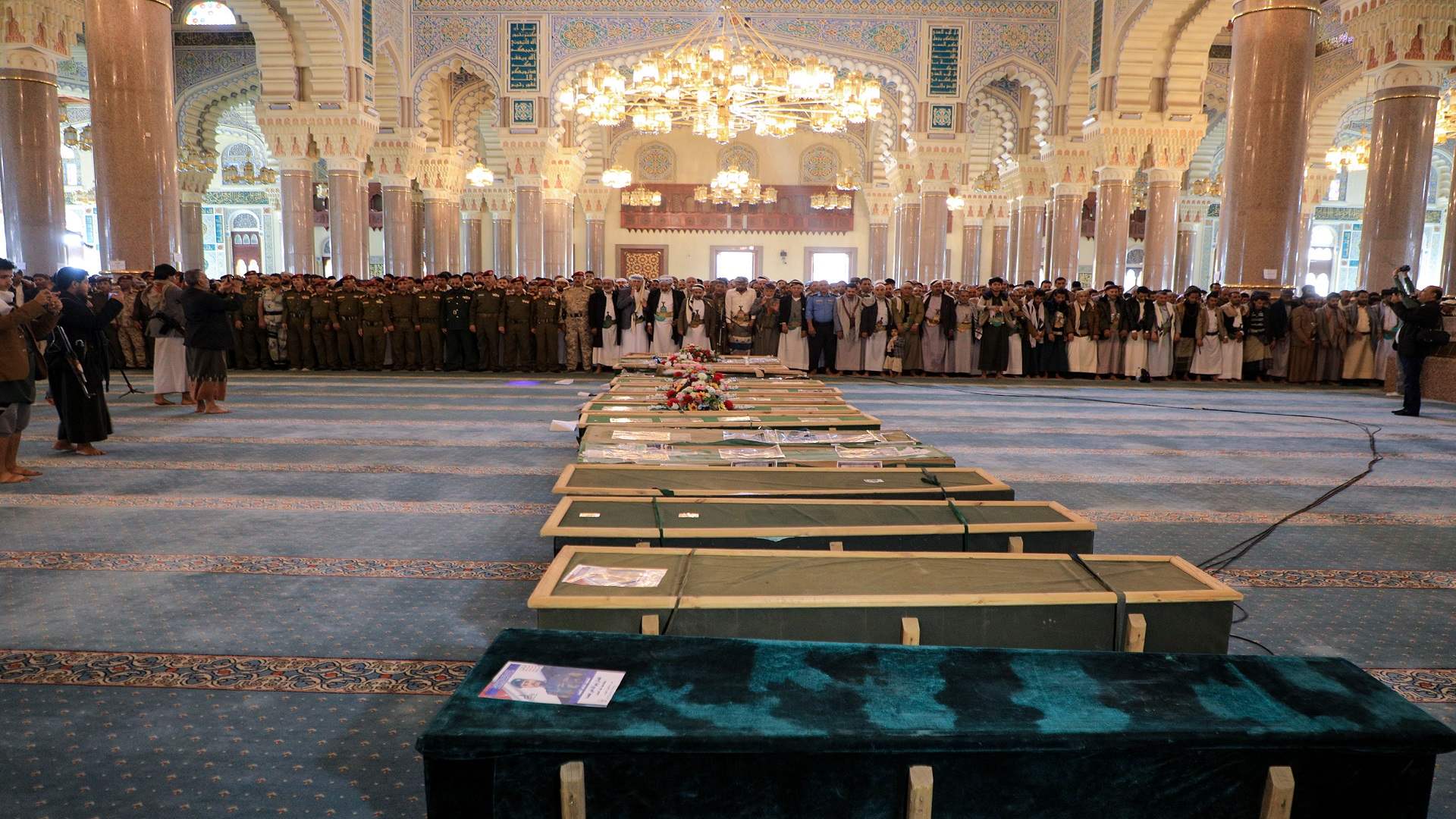 الحوثيون يشيعون 17 مسلحا قتلوا في غارات جوية أميركية بريطانية