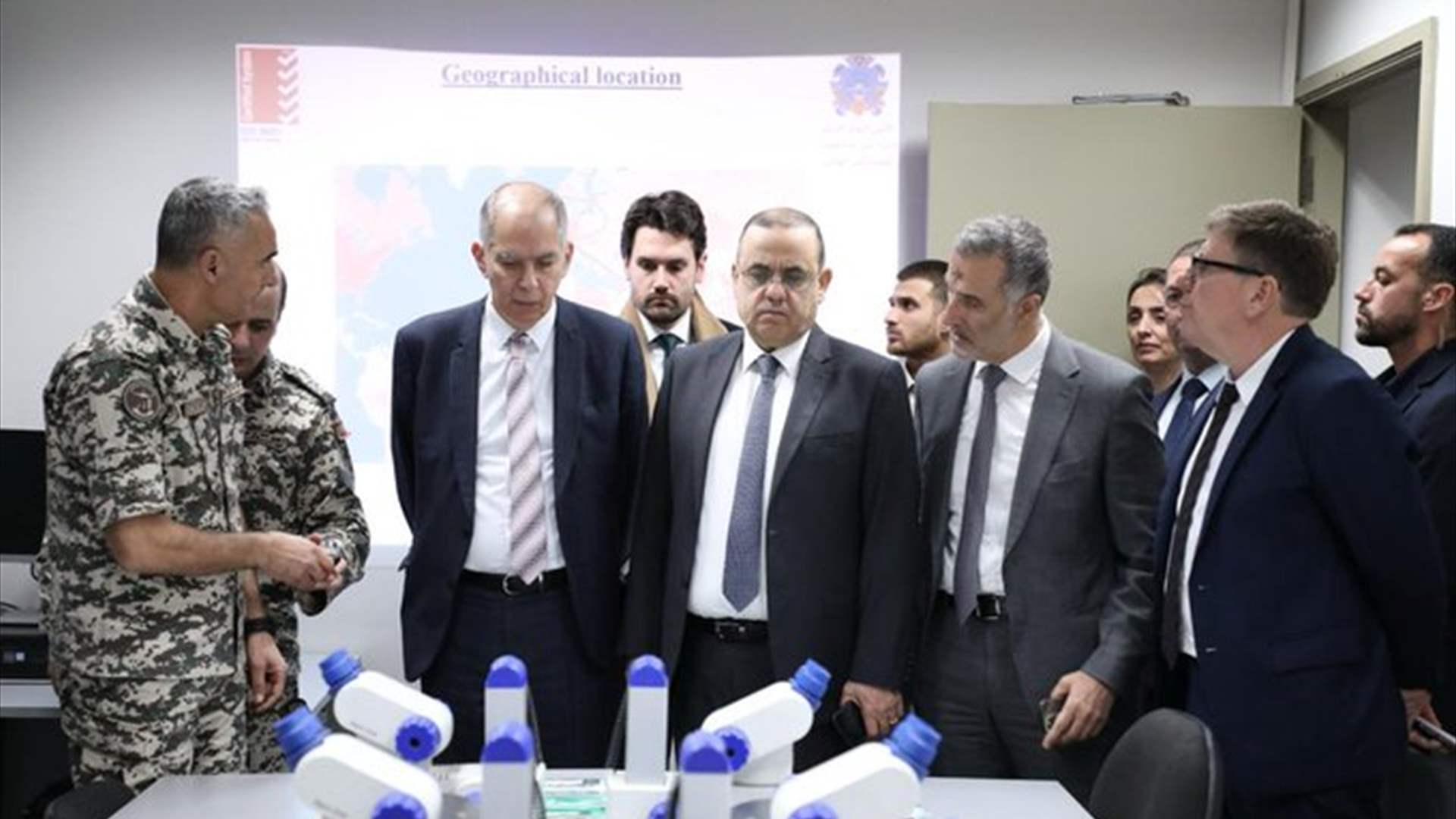 تسليم معدات للكشف على مستندات السفر كهبة فرنسية
