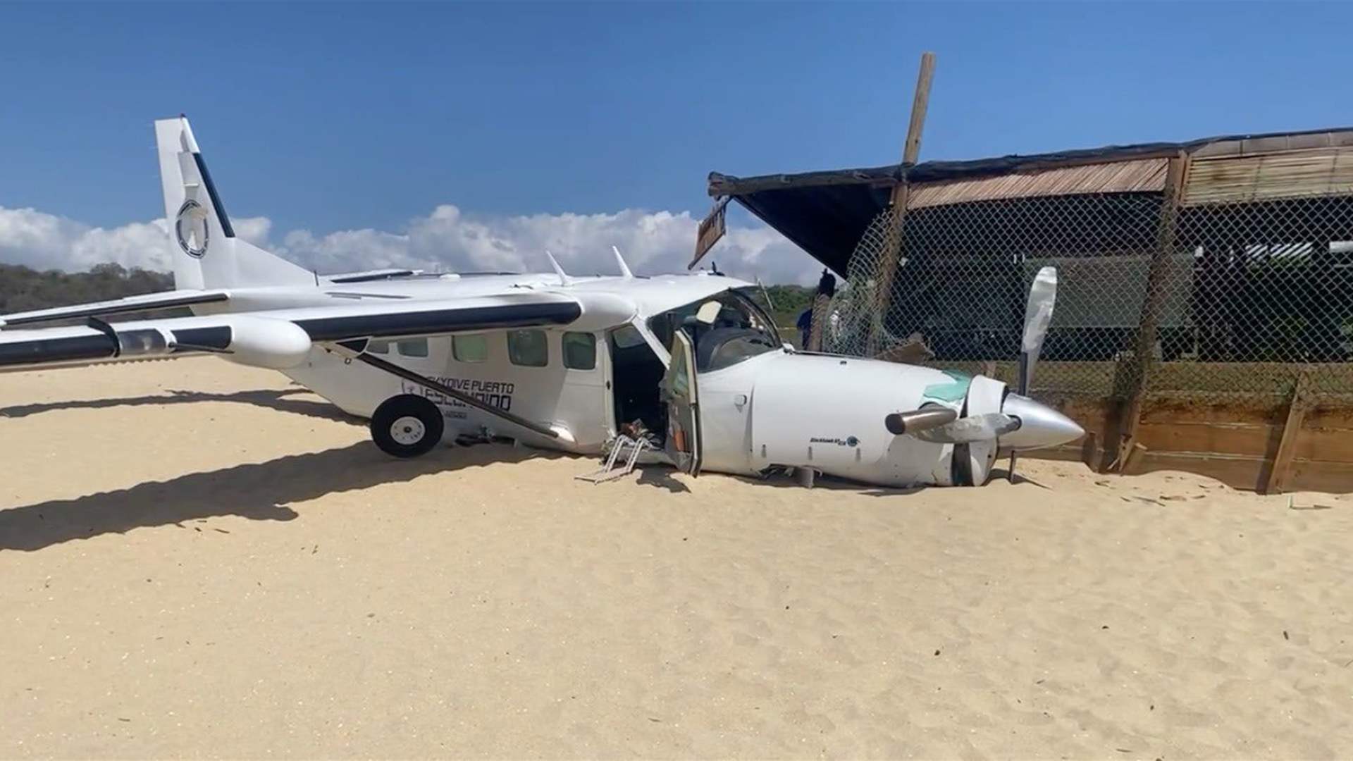 Avión de paracaidistas mata a un hombre durante un aterrizaje de emergencia en una playa de México