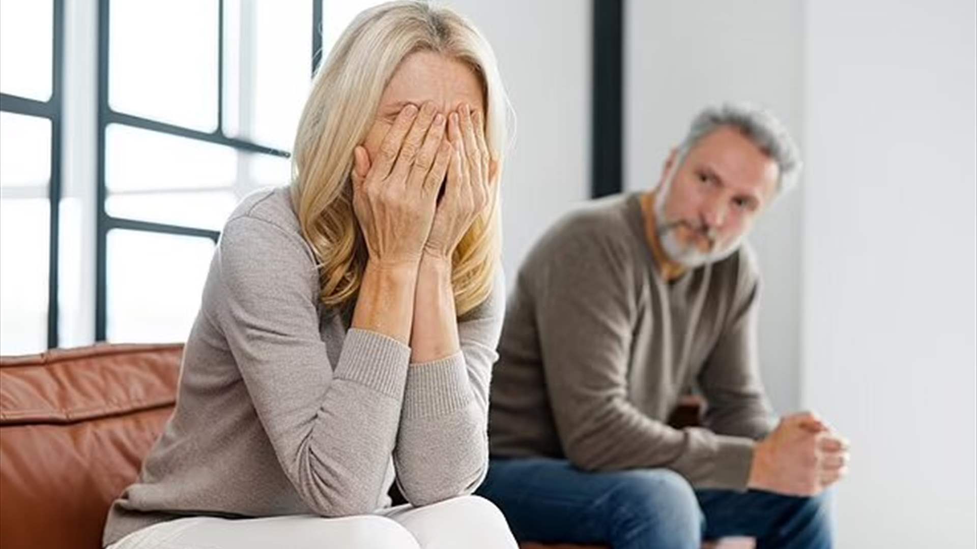 رجل ينفصل عن زوجته بأبشع الطرق... وما علاقة مرضها؟!