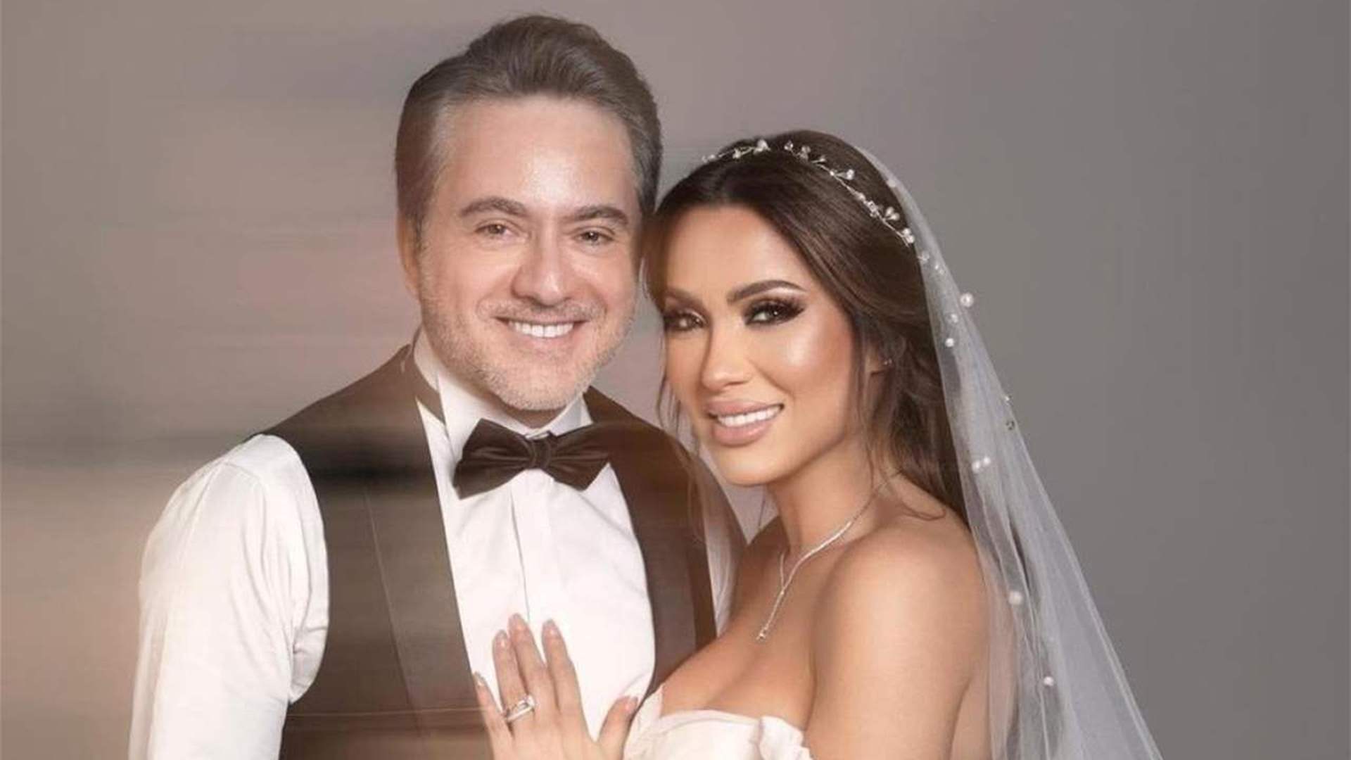 وردة حمراء وقبلة أمام الجمهور... لحظات رومانسية بين مروان خوري وزوجته (فيديو)