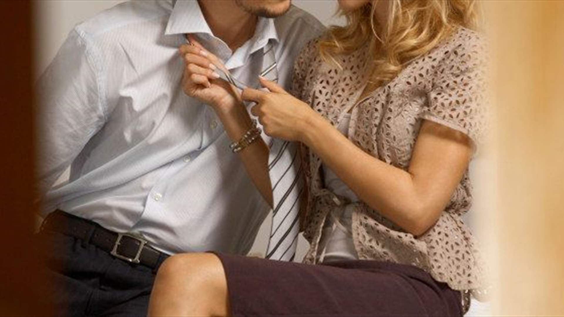 أمضت ليلة مثيرة مع مديرها... ولهذا السبب تفكر في الانفصال عن خطيبها!