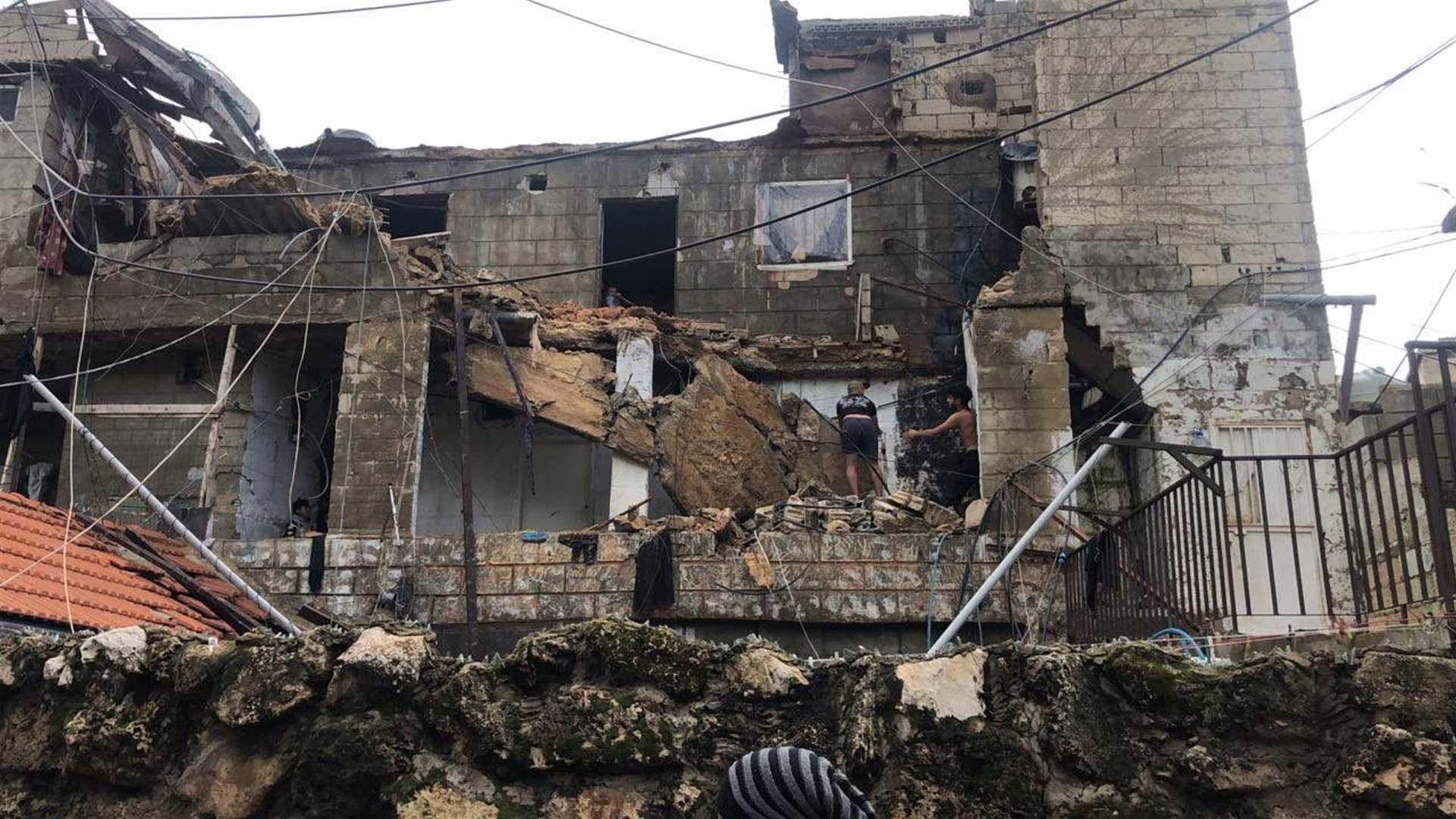 انهيار مبنى في محيط المدينة الرياضية وتوجّه فرق الإسعاف إلى المكان