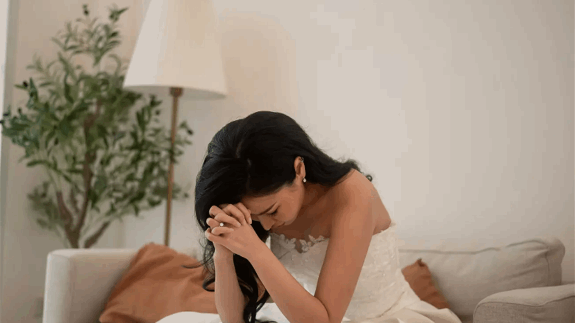 موقف محرج واجهته شابة في حفل زفاف... أخطأت في هوية العروس ثم حصل الانهيار!
