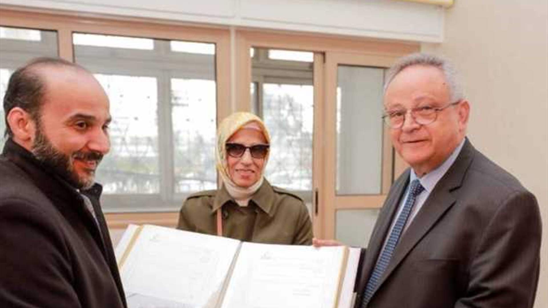 ابنة نجيب محفوظ تهدي مكتبته الخاصة إلى مكتبة الإسكندرية