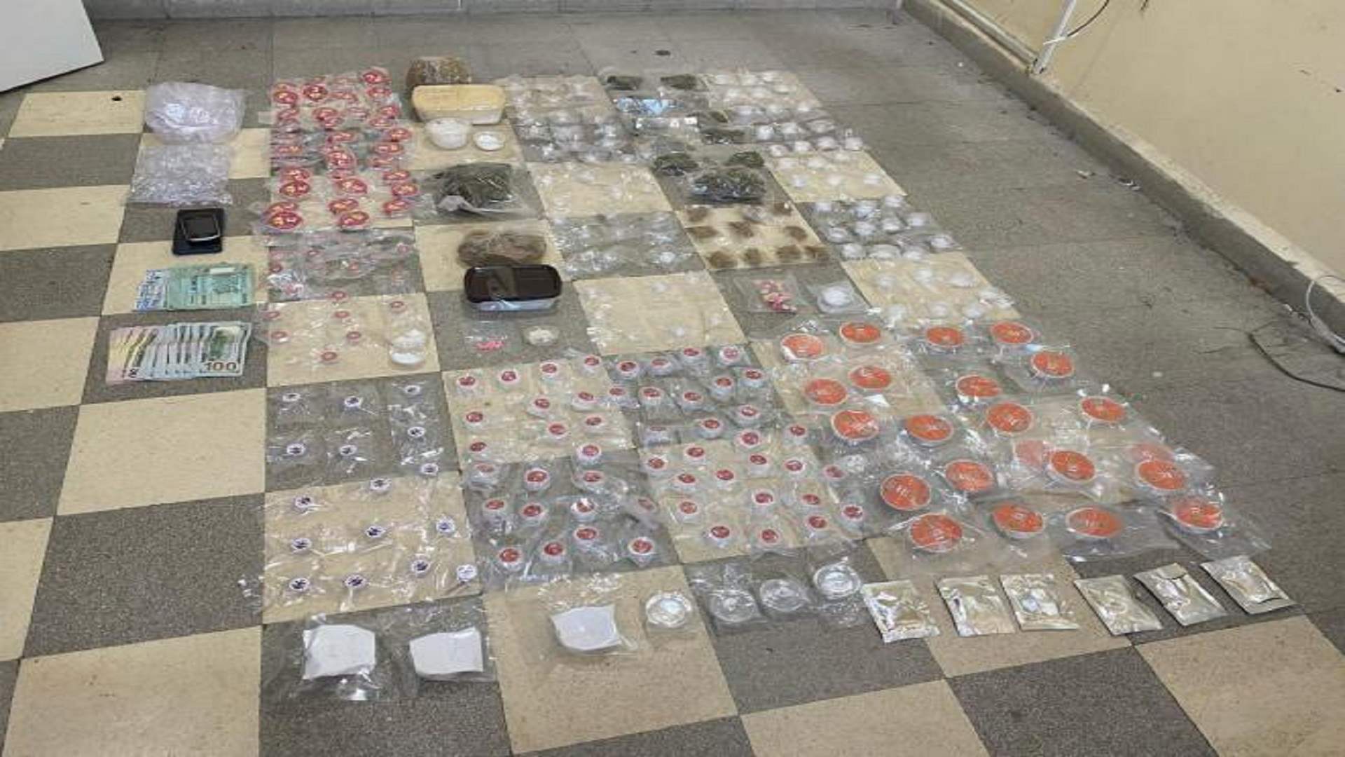 ينقل كميّة كبيرة من المخدرات من البقاع إلى جبل لبنان بهدف توزيعها على المروجين... وهذا ما حلّ به