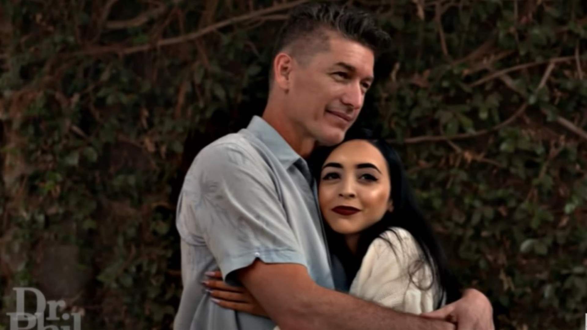 صديقتها المقربة دخلت في علاقة مع والدها وحملت منه... وهكذا تعرفا على بعضهما البعض!