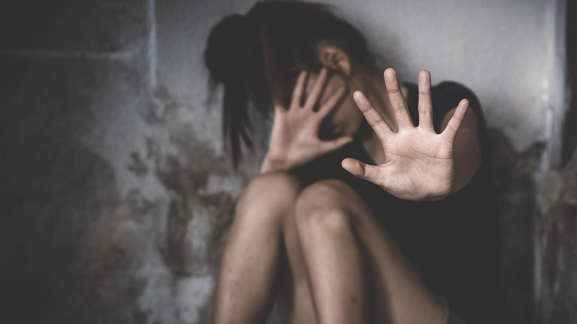 فتاة تتعرّض لأبشع أساليب التعذيب... عاشت حياة مليئة بالخوف والسبب والديها؟! 