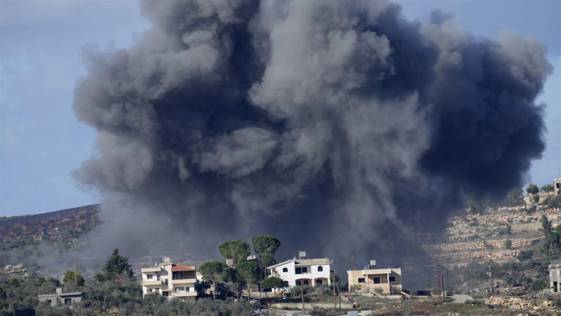 NNA: A citizen martyred and her daughter critically injured due to an airstrike on Majdal Zun town