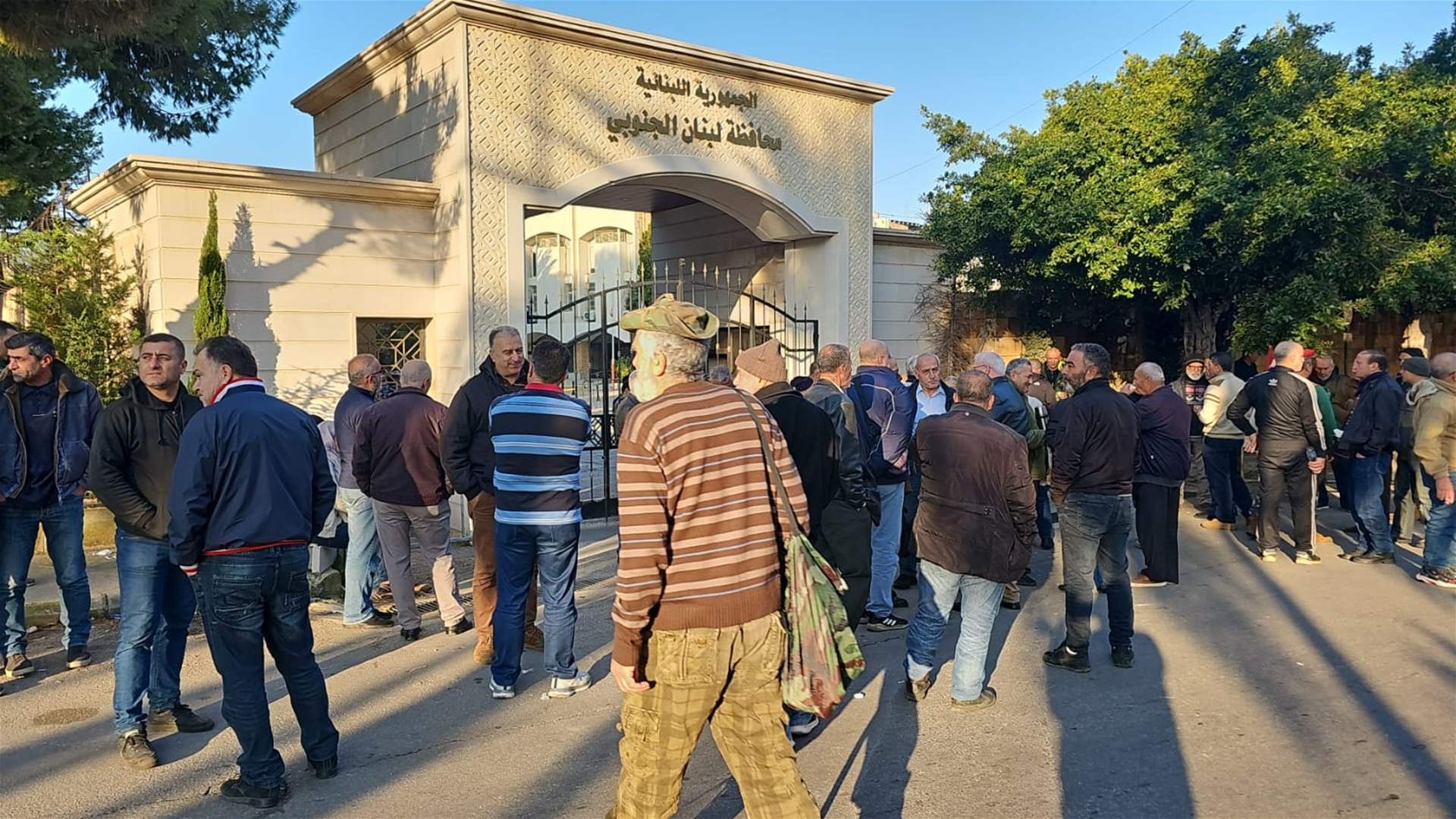 متقاعدو القوى العسكرية يقفلون مداخل سراي صيدا الحكومي