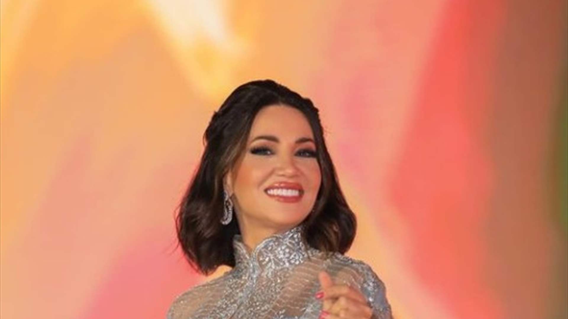 ديانا حداد بالعباءة السعوديّة... معايدة مميّزة بمناسبة يوم التأسيس السعودي (صور)