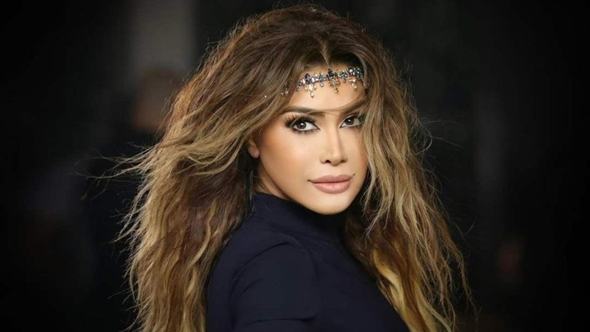 بشعرٍ طويل ومنسدل على كتفيه... ظهور نادر لإبن نوال الزغبي مع والدته (صور)