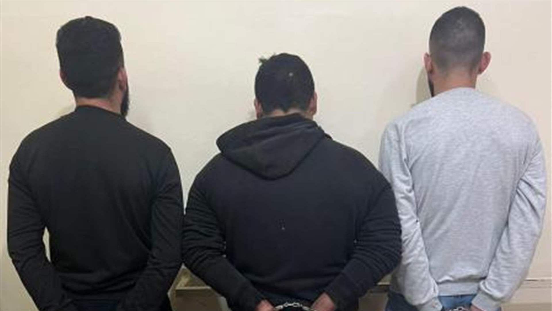توقيف شخصين ينشطان بتجارة وترويج المخدّرات في الضّاحية برفقة شخص ثالث بجرم تعاطي مواد مخدّر