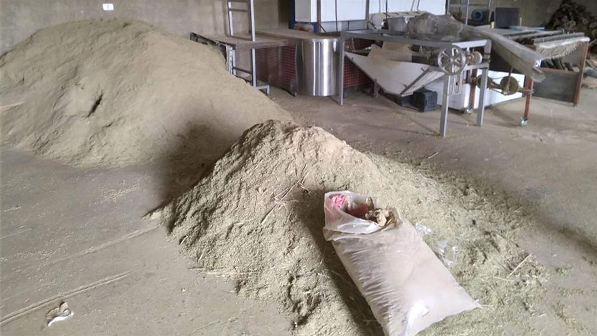 دهم منازل ومستودعات في بلدة اليمونة - البقاع... وضبط معمل لتصنيع المخدرات (صور)