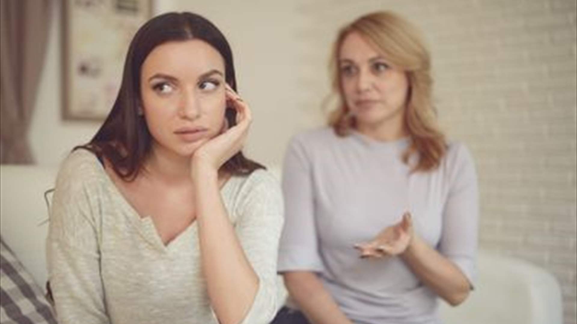 أم تنزعج بسبب تصرّف أخت زوجها والأخيرة تعتذر... والسبب غير متوقع!