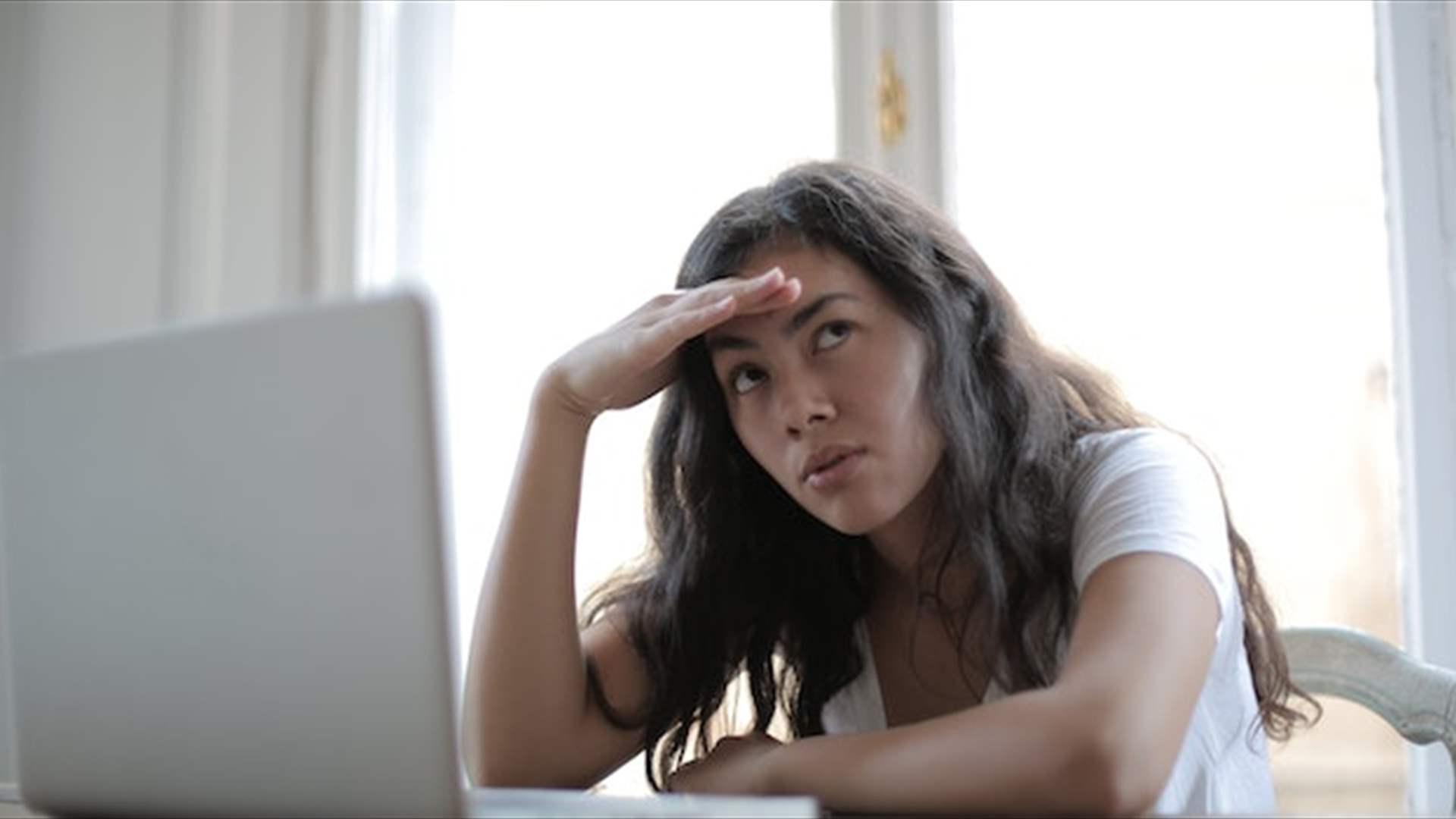 بعد مساعدتها لصديق العائلة... امرأة تكتشف إشاعة صادمة عنها منتشرة ضمن محيطها السكني!