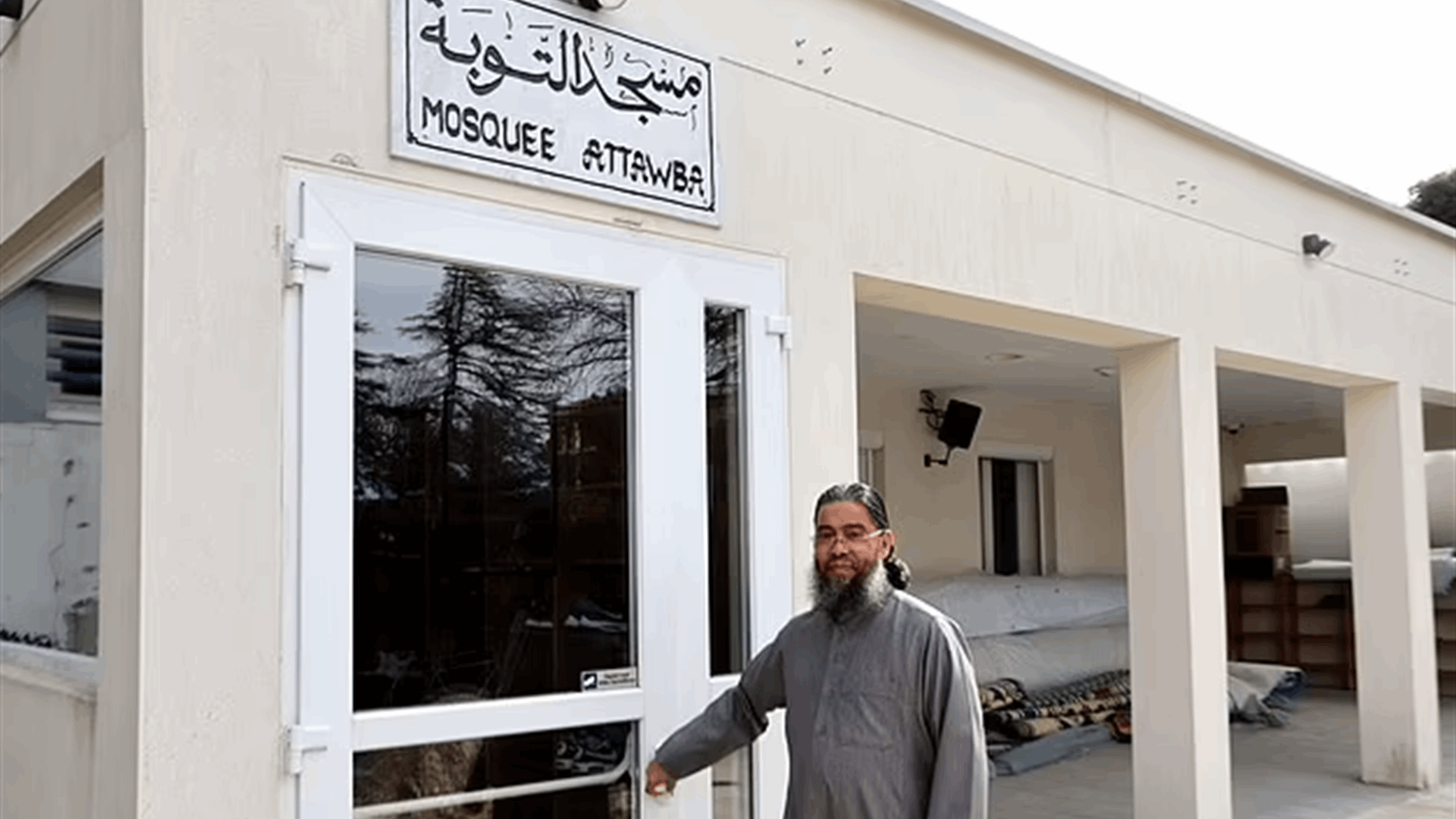 فرنسا تُرحّل إماماً تونسياً بعد تصريحات مثيرة للجدل: اعتبر علم البلاد "شيطانيا"! 
