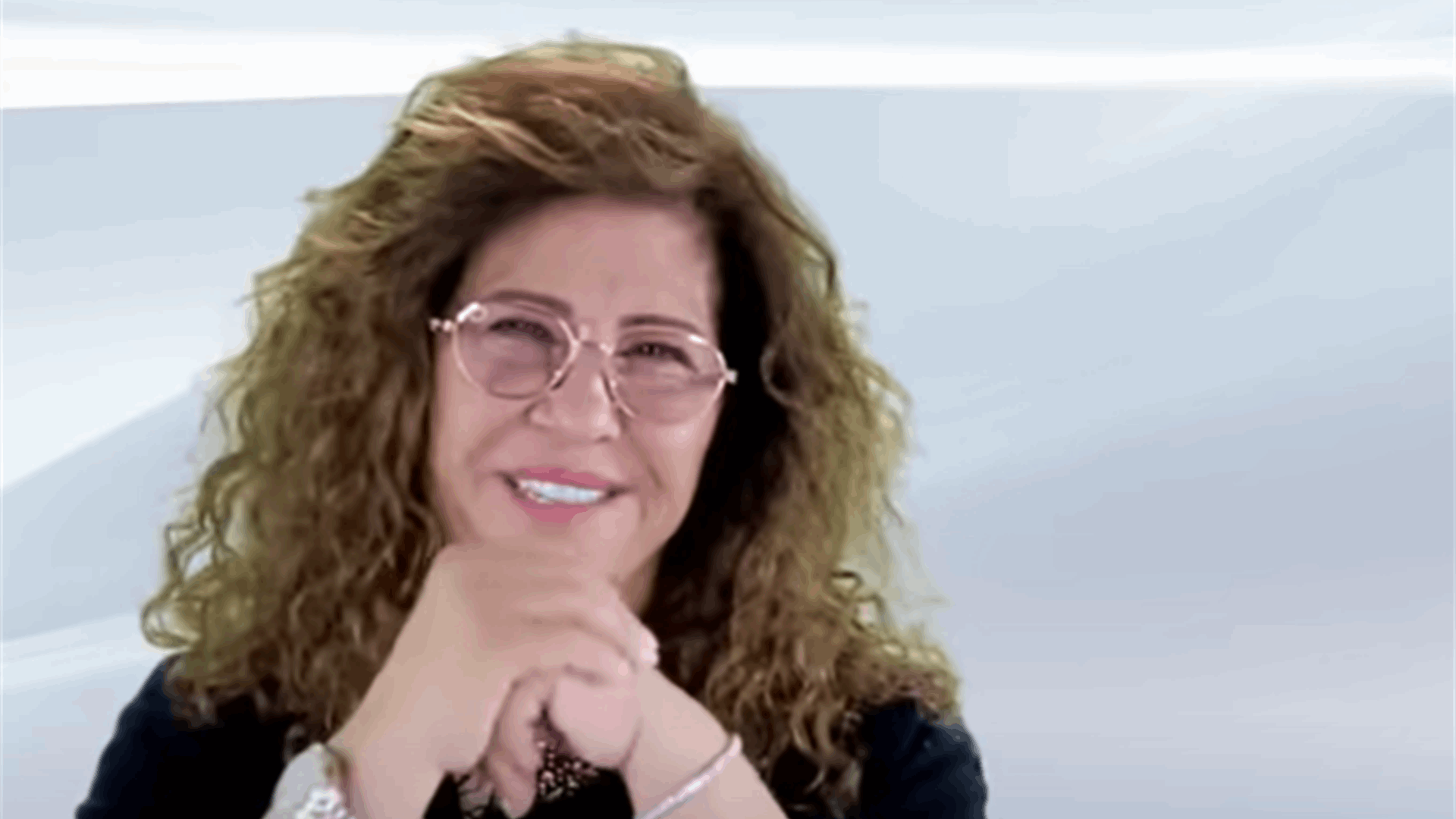 "انشالله ما يصير لأن ما بتحملو"... ليلى عبد اللطيف توقعت وفاة أحد أفراد أسرتها والتوقع تحول الى حقيقة مفجعة! (فيديو)