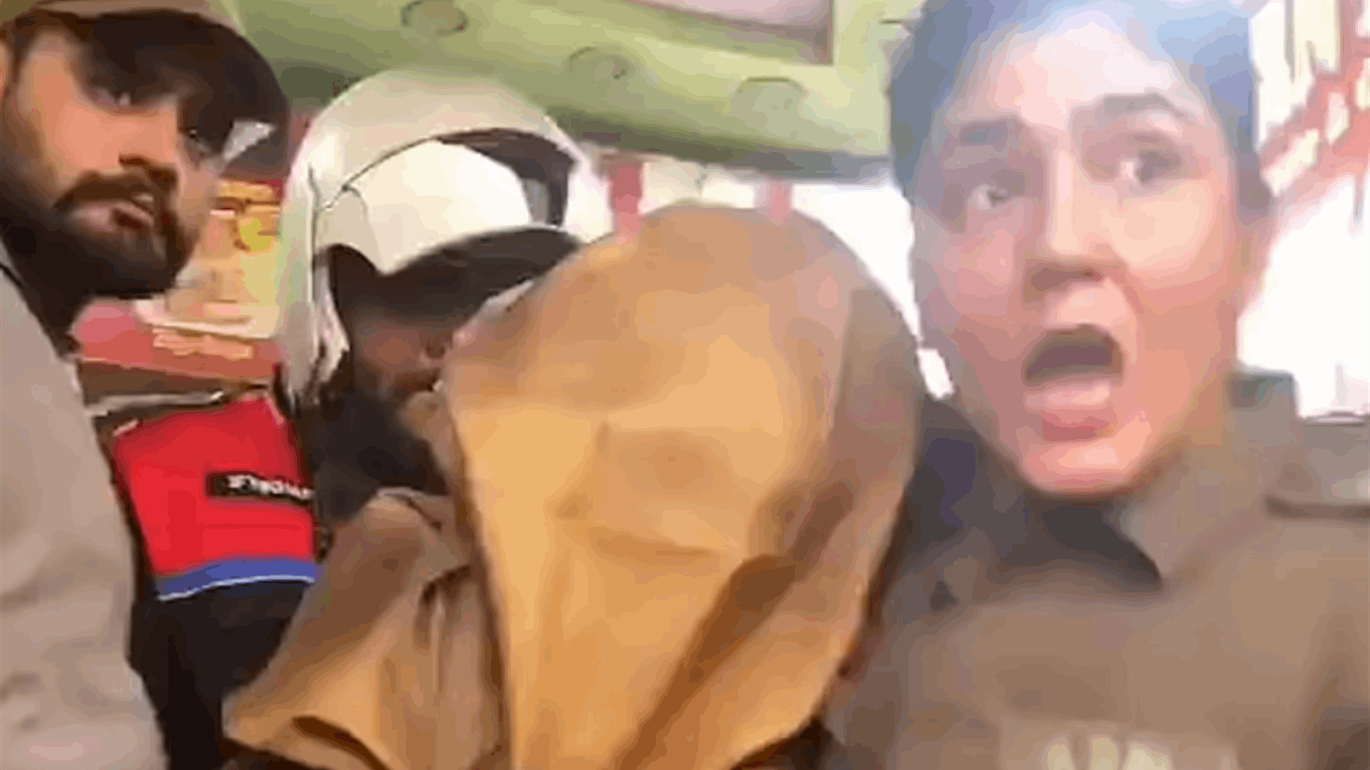 الكلمات العربية المنقوشة على فستانها كادت أن تودي بحياتها.... حاصروها في الشارع وهددوها بقطع رأسها! (فيديو)