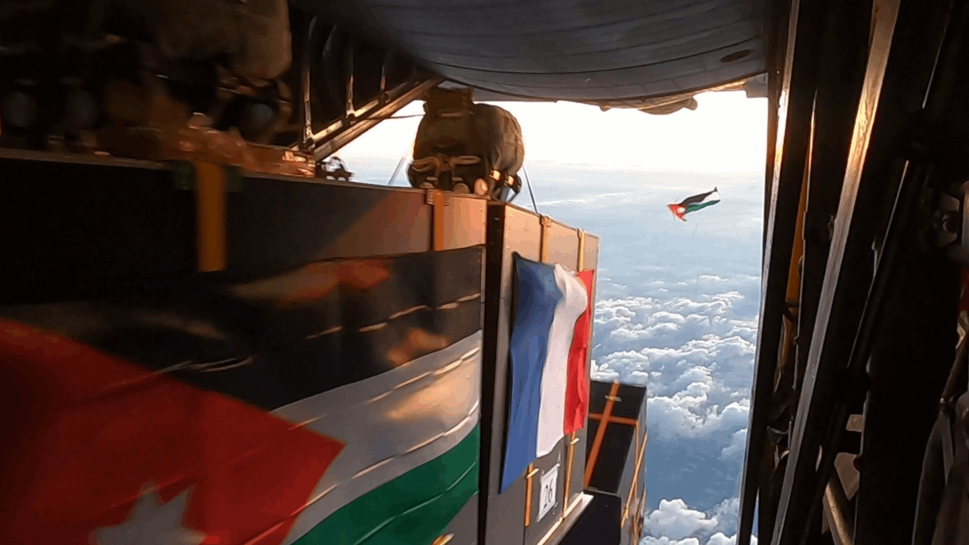 Jordan airdrops aid into Gaza with four planes, one of which belongs to the French army